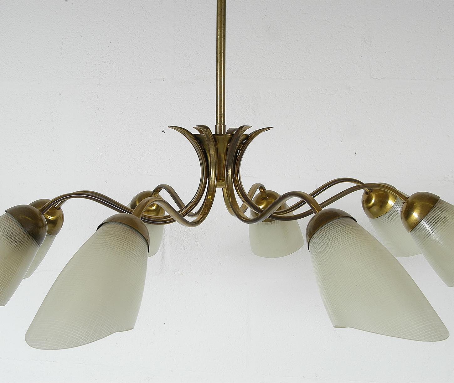1950s Italian Mid-Century Modern Decorative 8-Arm Brass and Glass Chandelier In Good Condition In Sherborne, Dorset