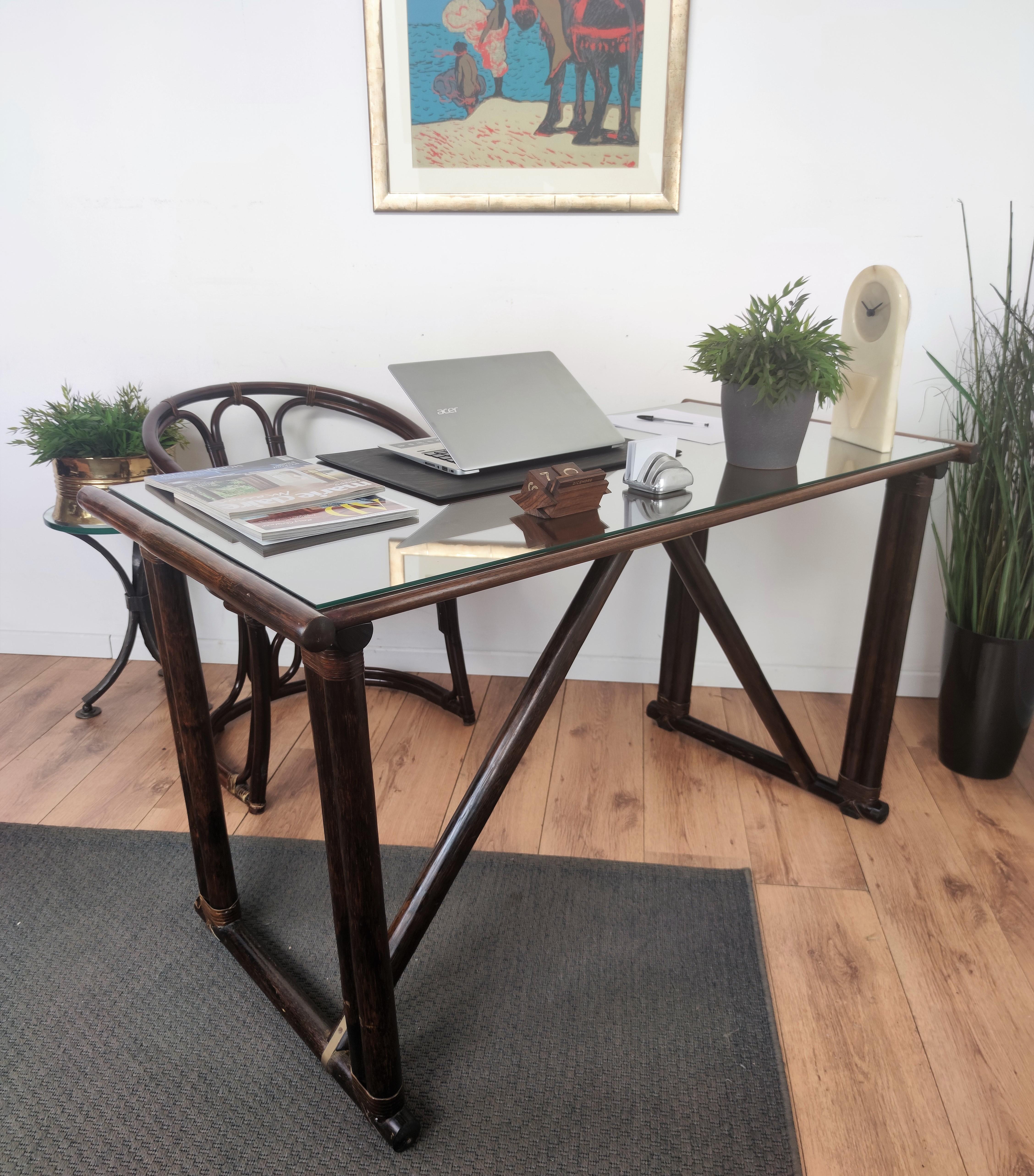 italien 1950s Italian Mid-Century Modern Faux Bamboo Wooden Desk Writing Table and Chair (Bureau et chaise en bois) en vente