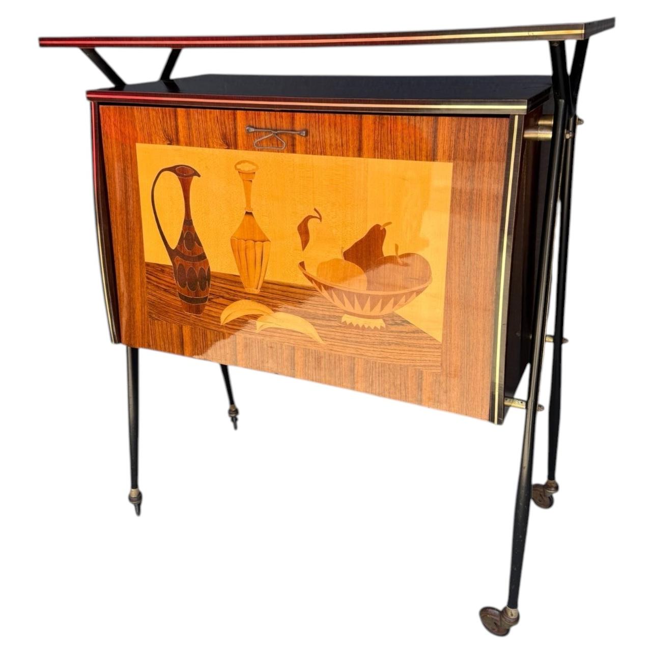 Meuble-bar portable italien des années 1950, de style « Mid-Century Modern », avec incrustations, monté sur roulettes