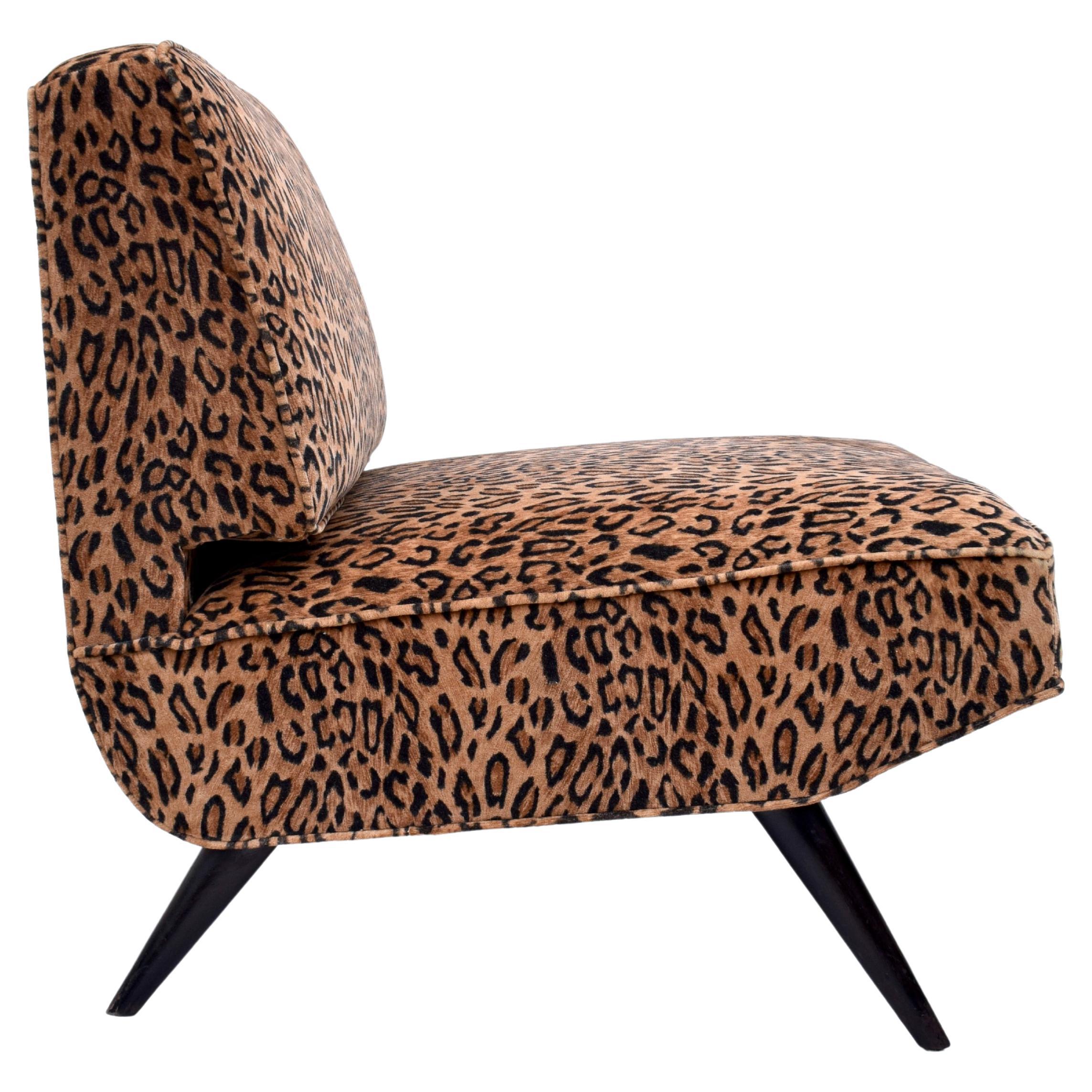 Spektakuläre italienische Mitte des 20. Loungesessel mit Leopardensamtbezug und ausgeprägten, gekerbten Rücken- und Sitzelementen, ähnlich wie bei den Sitzmöbeln Edward Wormley Dunbar # 4827 Gabriele. Schwarz lackierte Spreizfüße, Sitz: 17