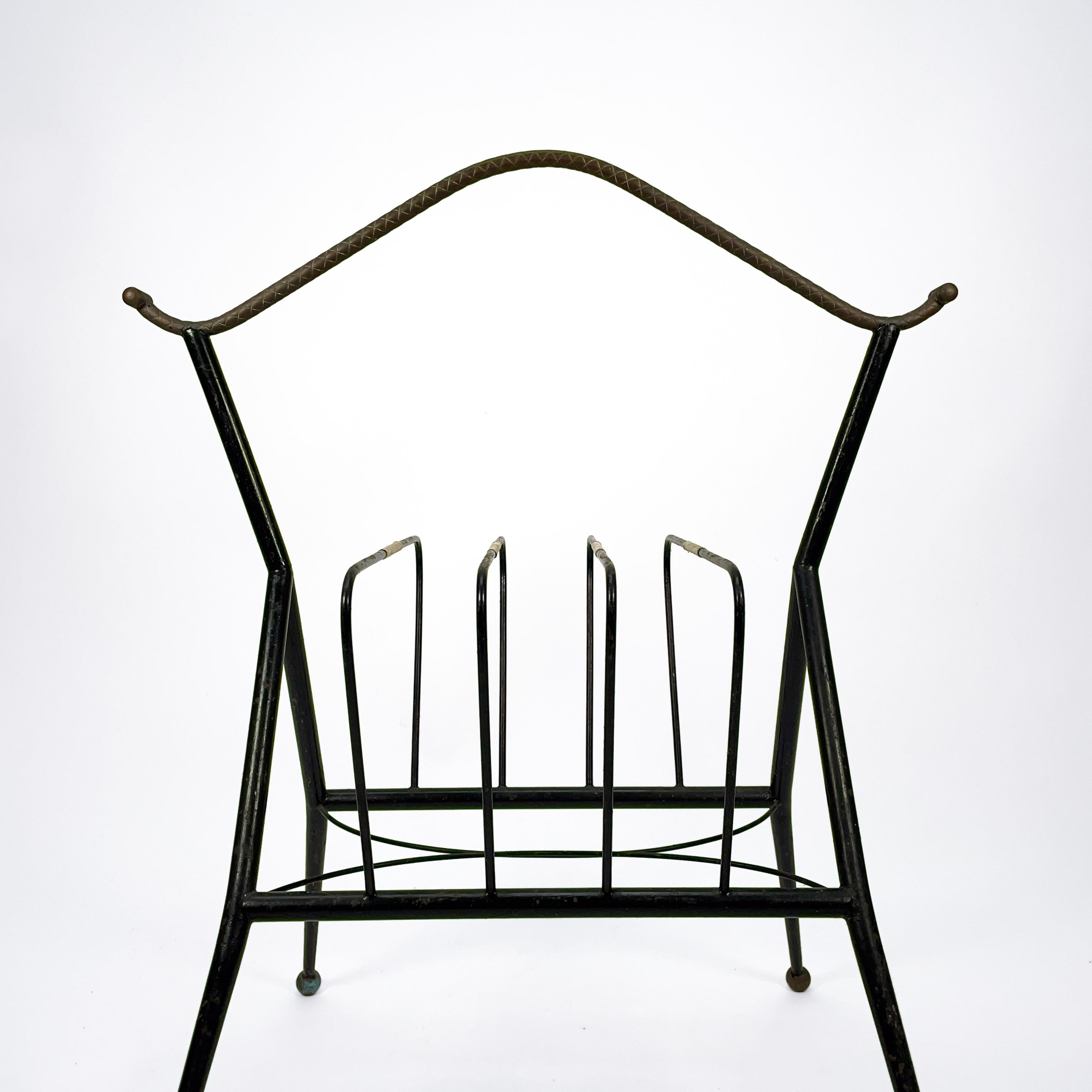 1950s Italian Mid Century Modern Magazine Rack in Metal with Brass Details In Good Condition For Sale In Regensburg, DE