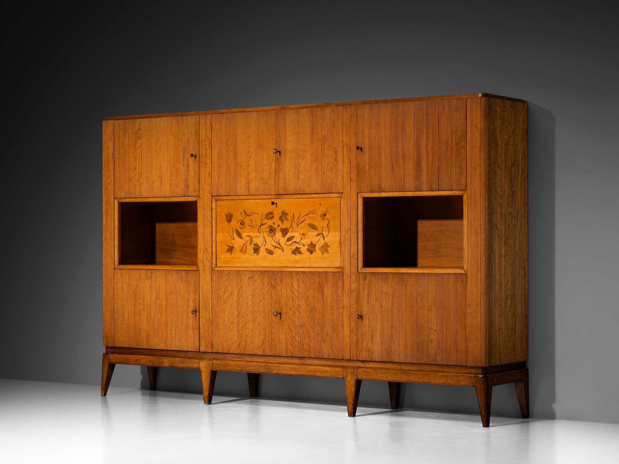 Anrichte, gelbes Meranti, Ahorn, Italien, 1950 

Ein beeindruckendes Beispiel für die italienische Kunst der Mitte des Jahrhunderts, das 1950 zum Leben erweckt wurde. Das Möbelstück weist exquisite Details auf, darunter Grissinato-Schnitzereien, die