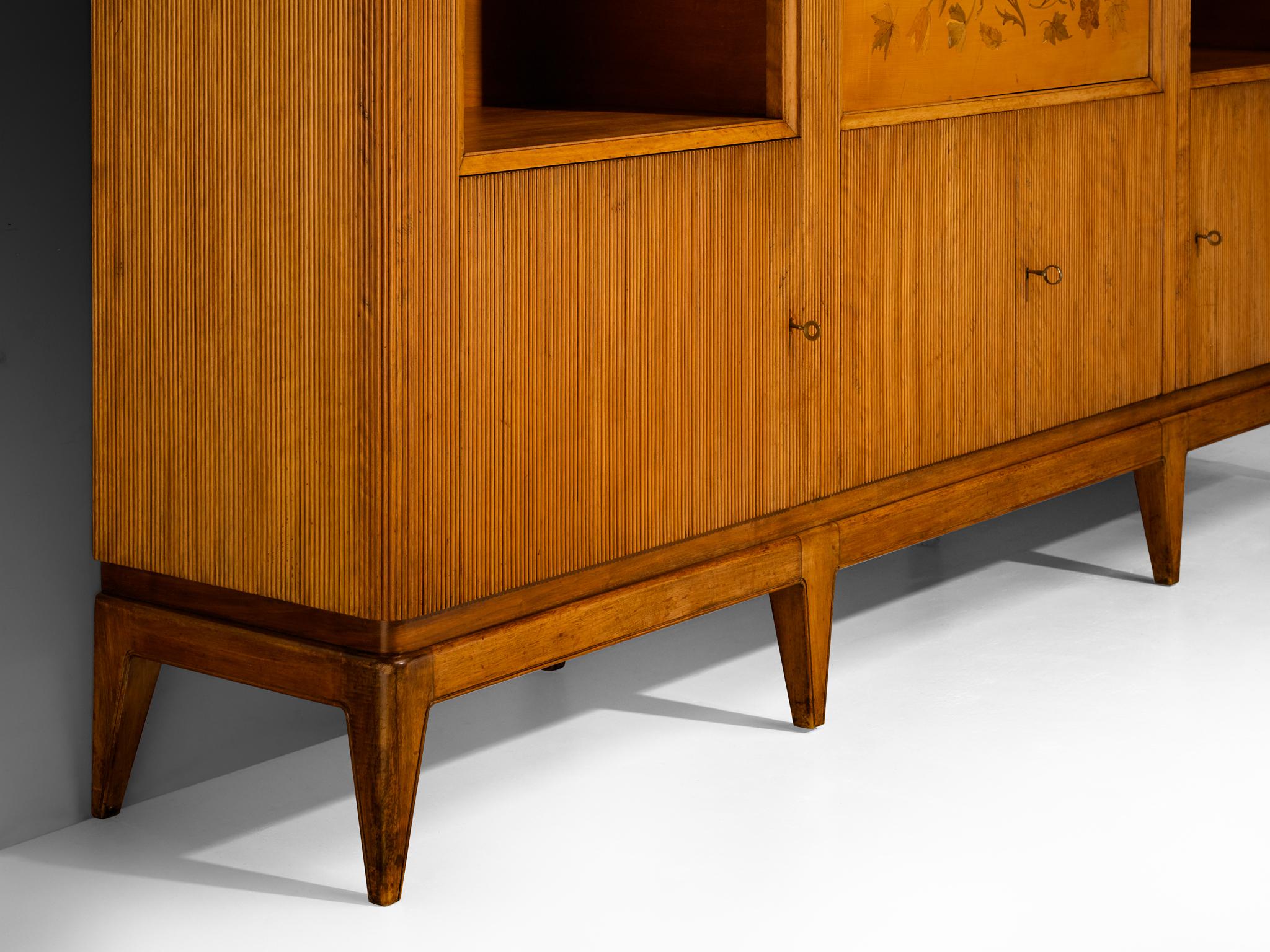 Italienisches Sideboard der 1950er Jahre aus der Mitte des Jahrhunderts mit Grissinato-Schnitzereien (Moderne der Mitte des Jahrhunderts) im Angebot