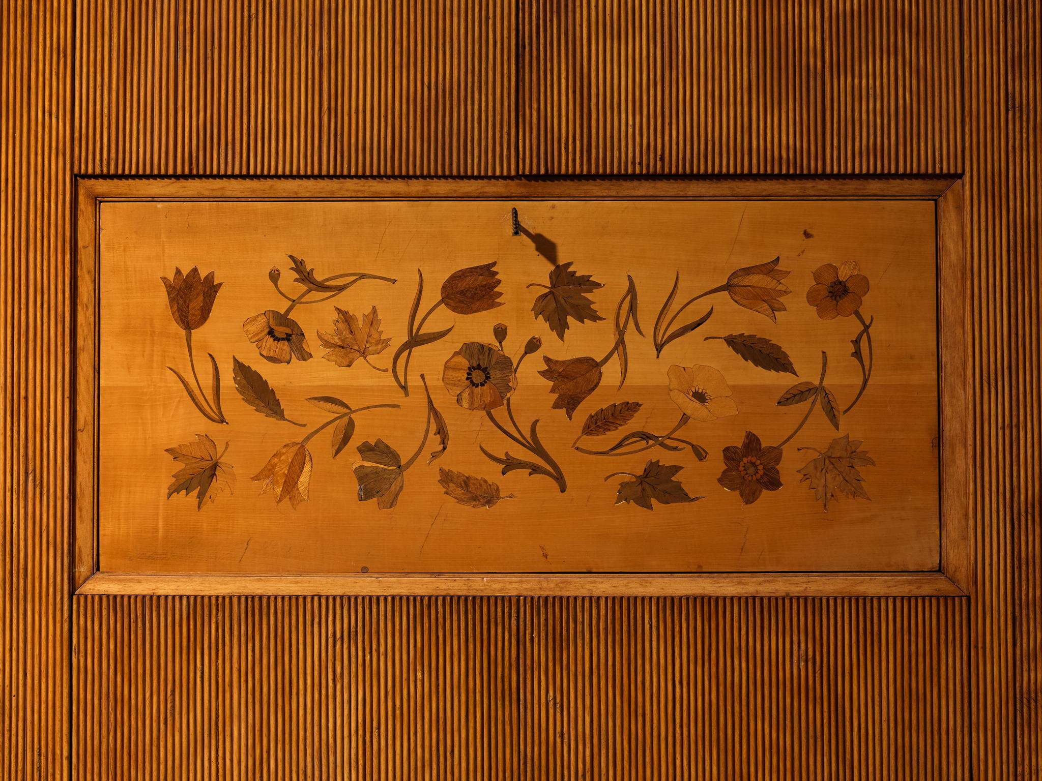 Italienisches Sideboard der 1950er Jahre aus der Mitte des Jahrhunderts mit Grissinato-Schnitzereien im Zustand „Gut“ im Angebot in Waalwijk, NL