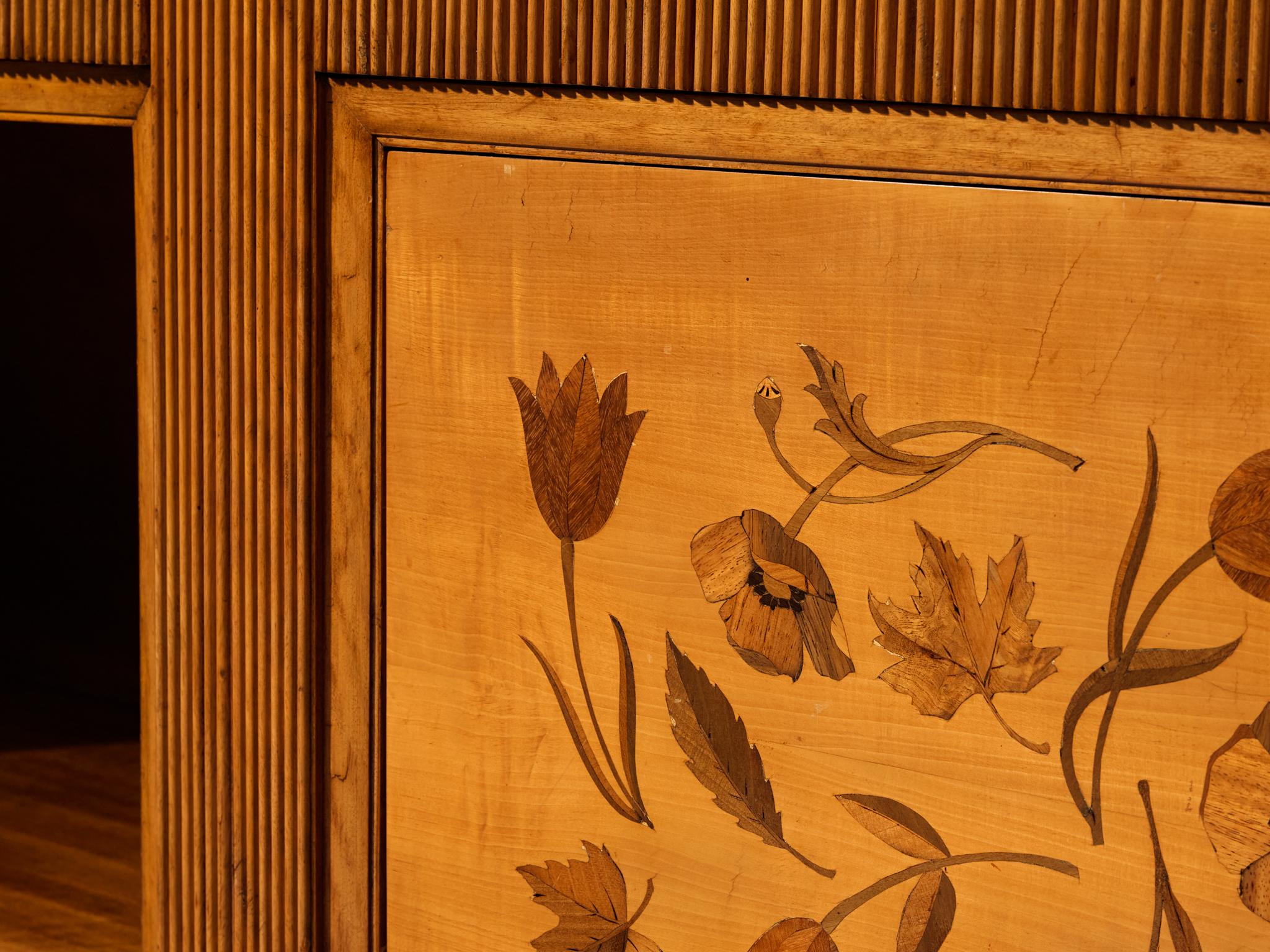 Italienisches Sideboard der 1950er Jahre aus der Mitte des Jahrhunderts mit Grissinato-Schnitzereien (Holz) im Angebot