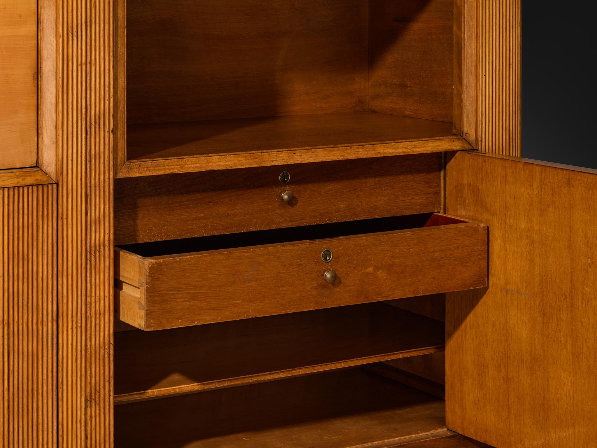 Italienisches Sideboard der 1950er Jahre aus der Mitte des Jahrhunderts mit Grissinato-Schnitzereien im Angebot 3