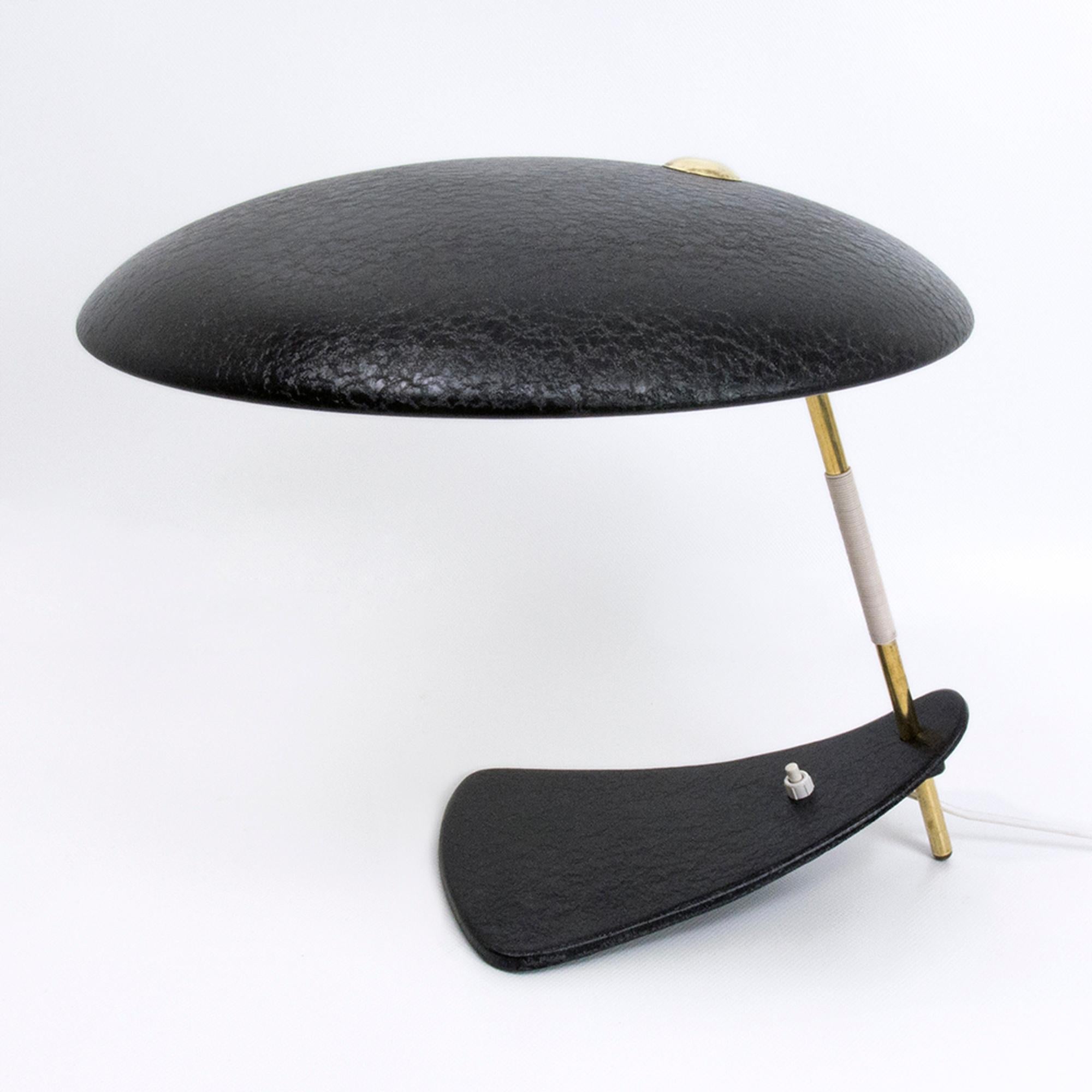 Mid-Century moderno Lampada da tavolo italiana Mid-Century Modern degli anni '50 con vernice nera antipiega in vendita