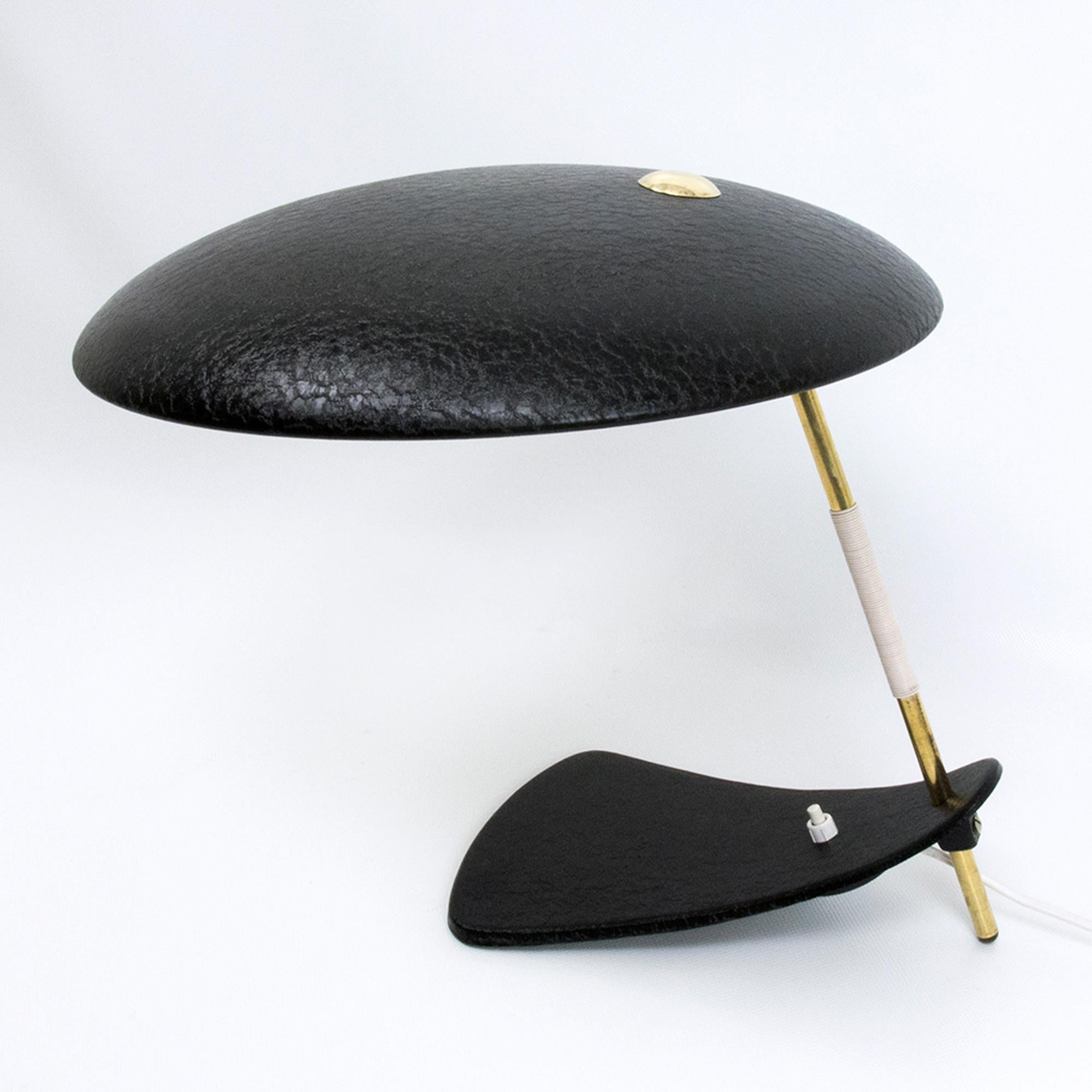 Italiano Lampada da tavolo italiana Mid-Century Modern degli anni '50 con vernice nera antipiega in vendita