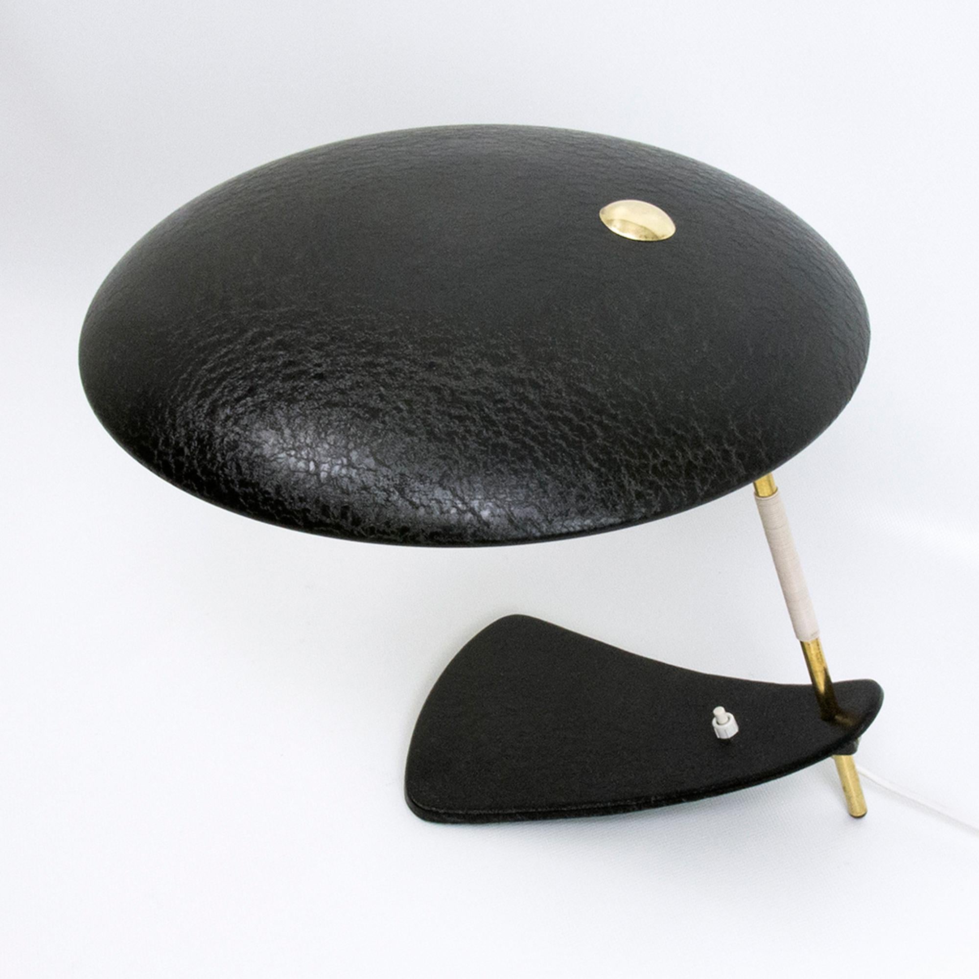Lampada da tavolo italiana Mid-Century Modern degli anni '50 con vernice nera antipiega In condizioni buone in vendita a Regensburg, DE