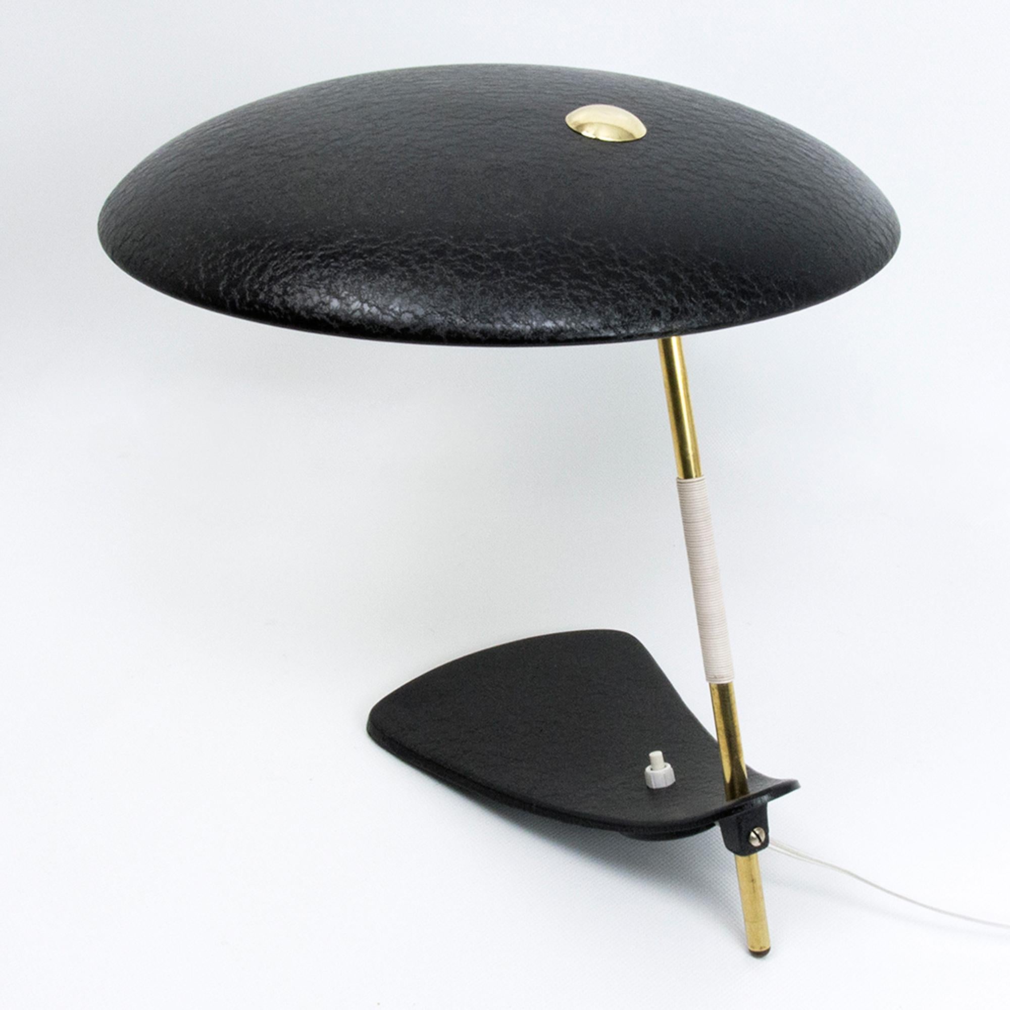 XX secolo Lampada da tavolo italiana Mid-Century Modern degli anni '50 con vernice nera antipiega in vendita