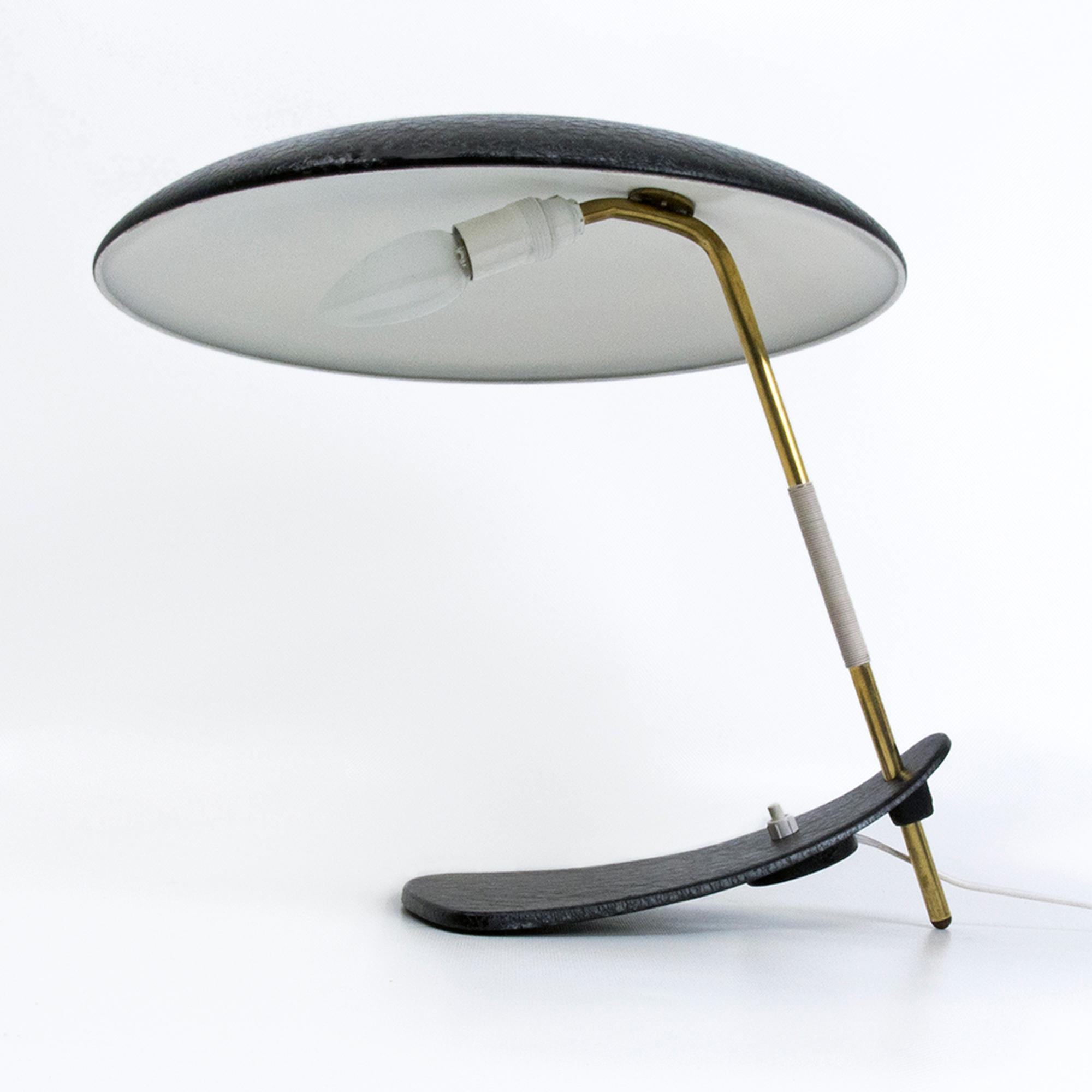 Lampada da tavolo italiana Mid-Century Modern degli anni '50 con vernice nera antipiega in vendita 1