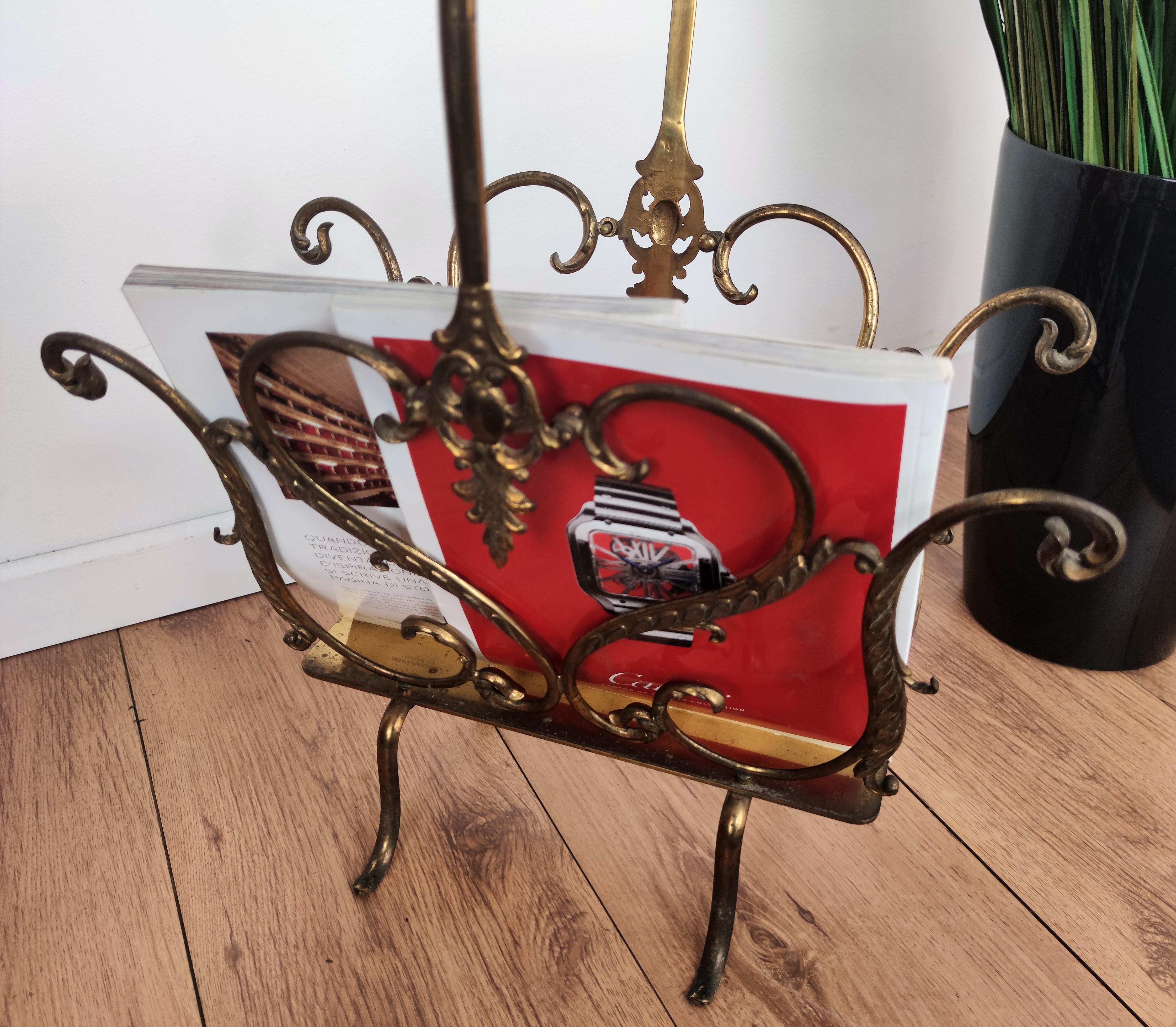 Beautiful and stylish Italian Baroque neoclassical brass magazine stand or rack dated around the 1950s. A great piece that perfectly adds to every home decor the typical glitz, glamour, and gold of Hollywood Regency style, with a nod to Art Deco