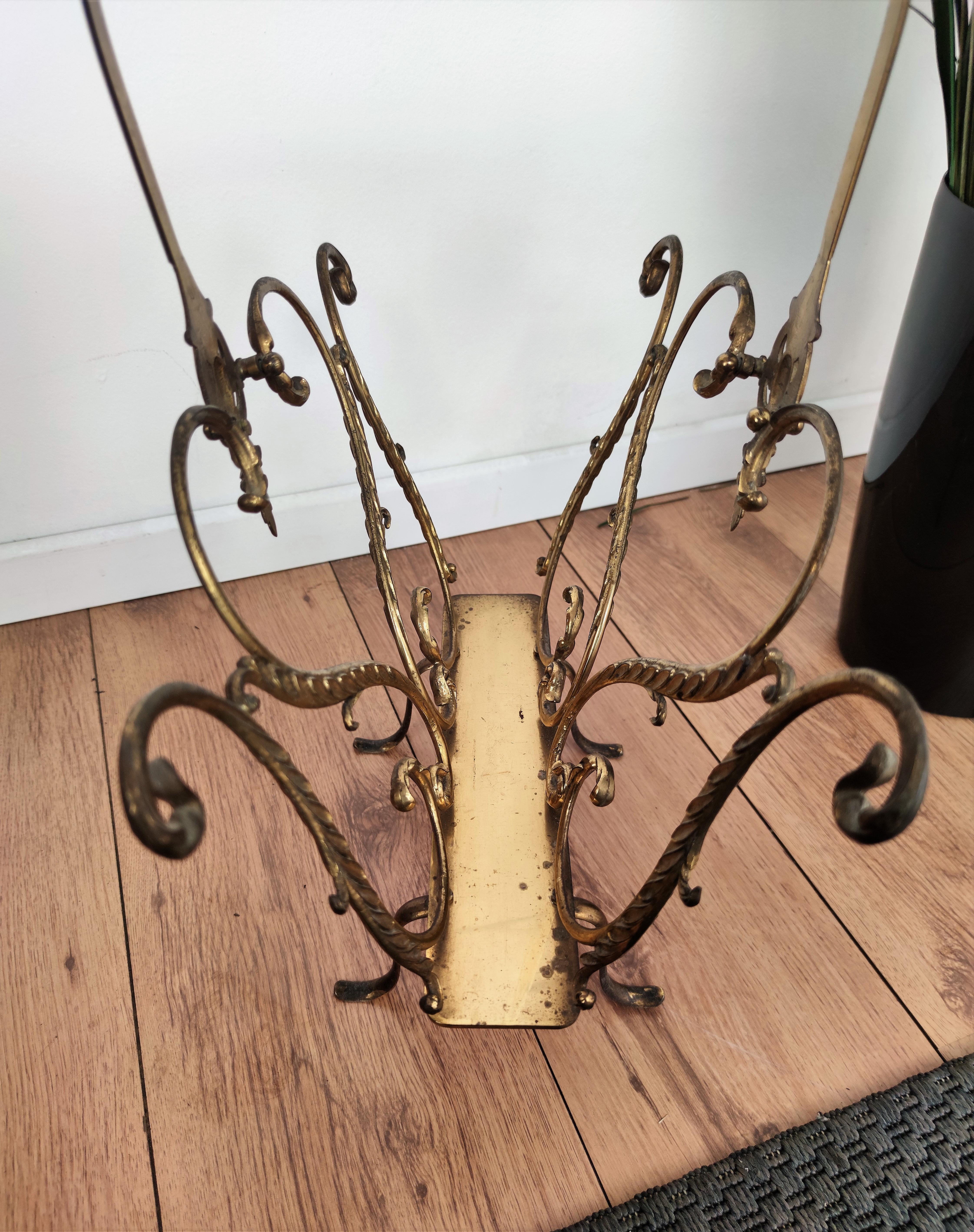 1950s Italian Midcentury Neoclassical Regency Brass Magazine Stand or Rack In Good Condition For Sale In Carimate, Como