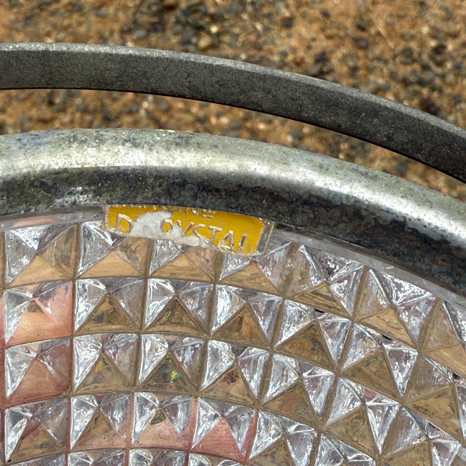 Mini seau à glace en cristal italien
Cristal avec quincaillerie argentée.
Estampillé ITALY, il est difficile de lire les informations sur le fabricant.
9 h x 4,75 diamètre
Etat original d'occasion.
Se référer aux images