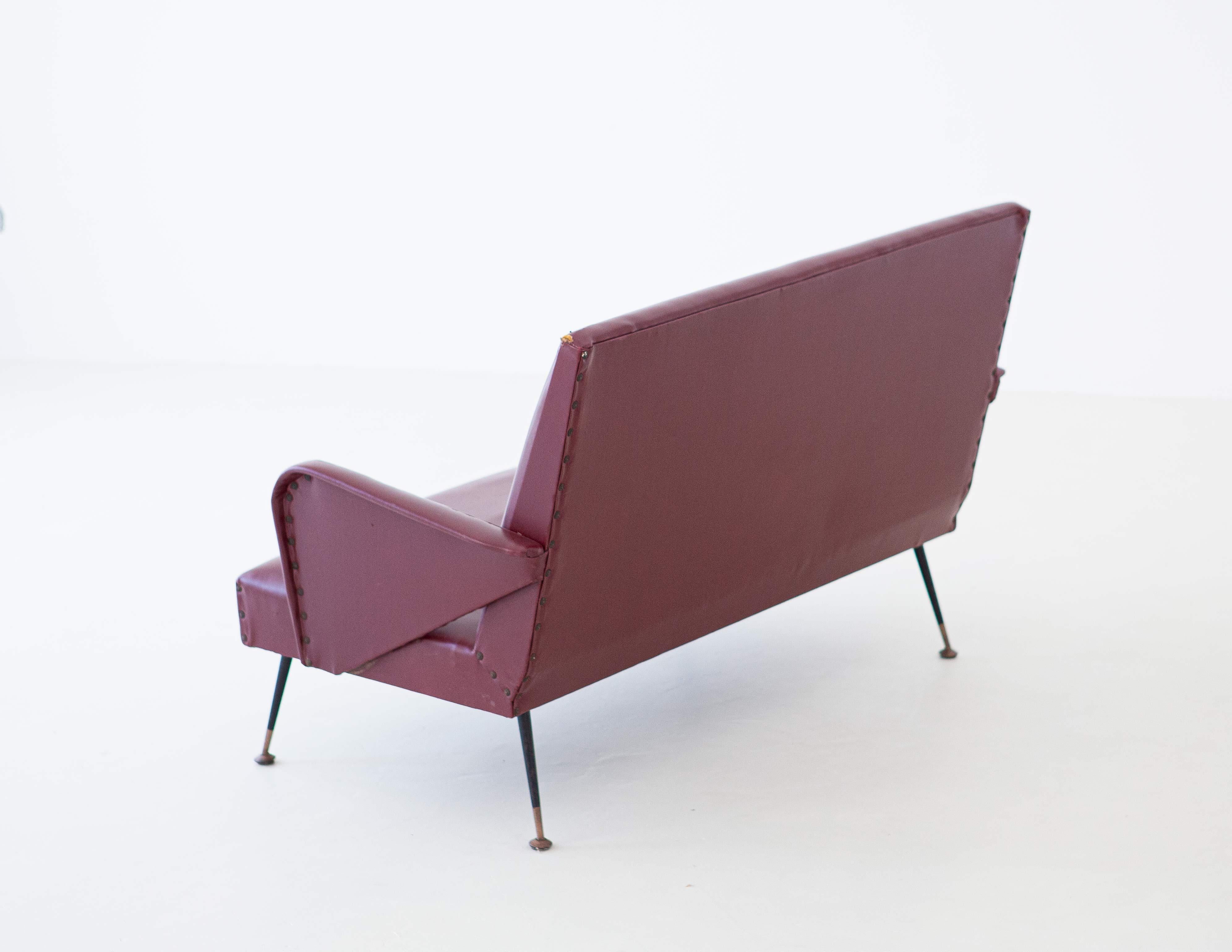 Zweisitziges italienisches Sofa der 1950er Jahre (Messing)