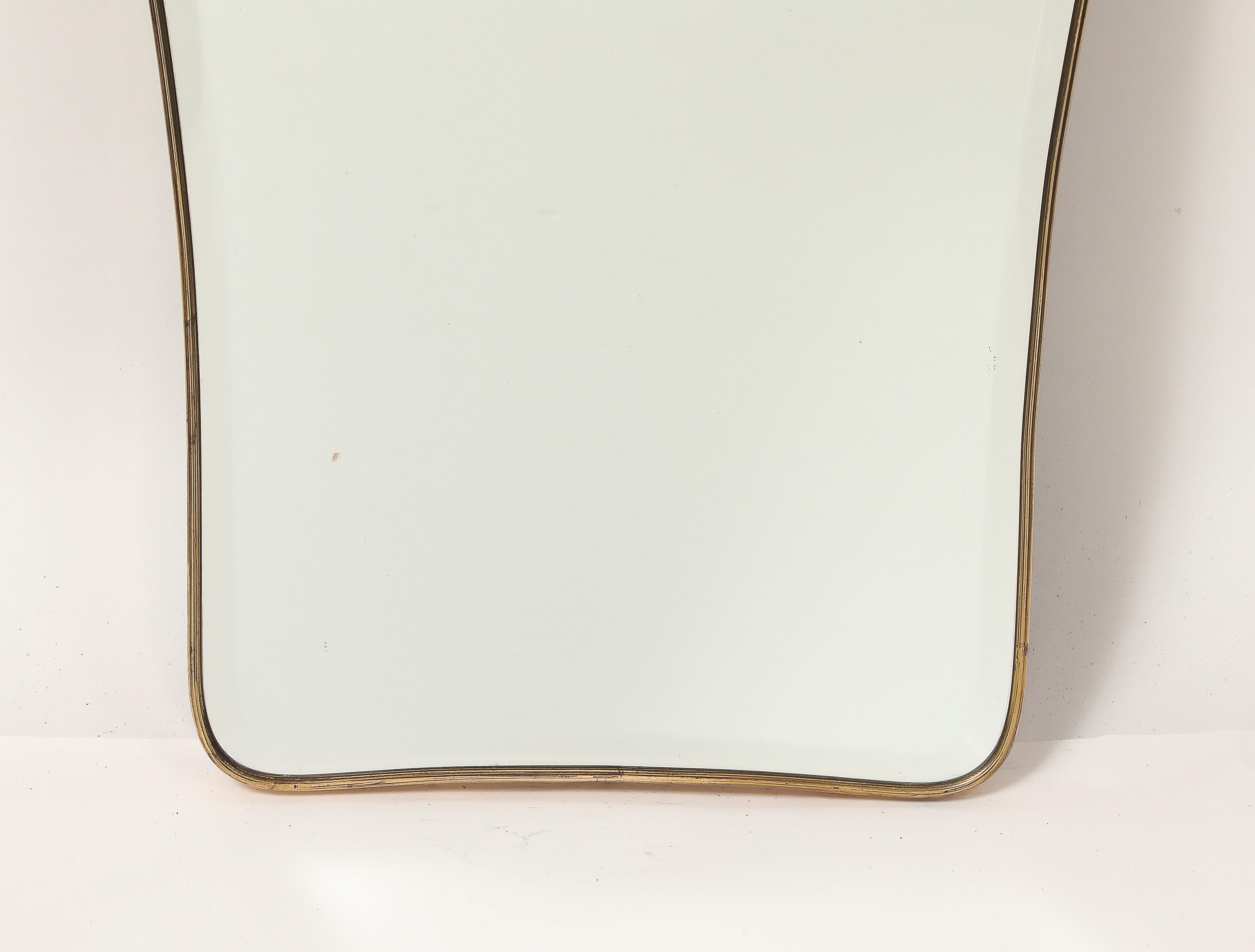 Miroir biseauté à dessus chantourné en laiton, datant des années 1950, attribué à Gio Ponti en vente 5
