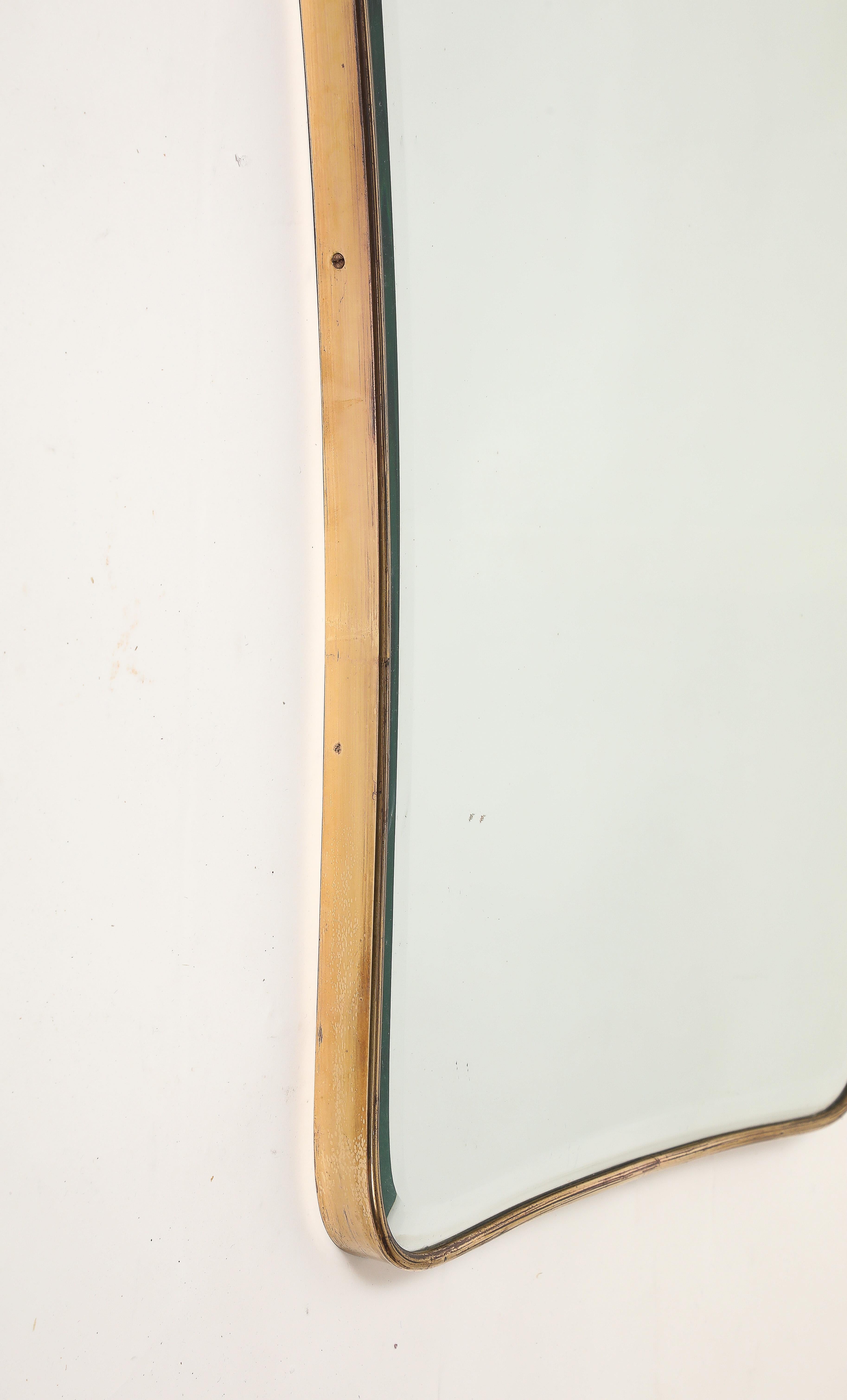 Miroir biseauté à dessus chantourné en laiton, datant des années 1950, attribué à Gio Ponti en vente 6