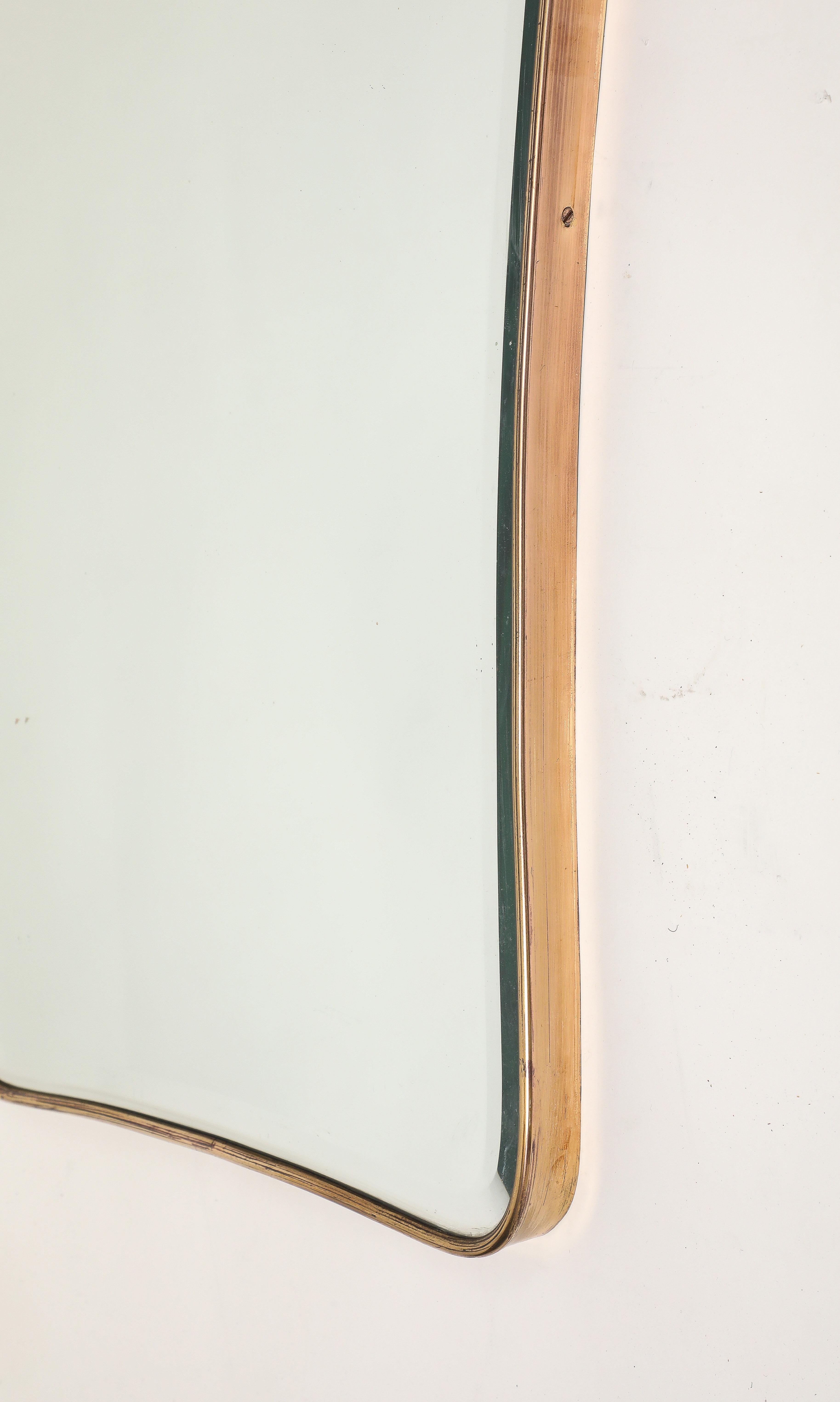 Miroir biseauté à dessus chantourné en laiton, datant des années 1950, attribué à Gio Ponti en vente 7