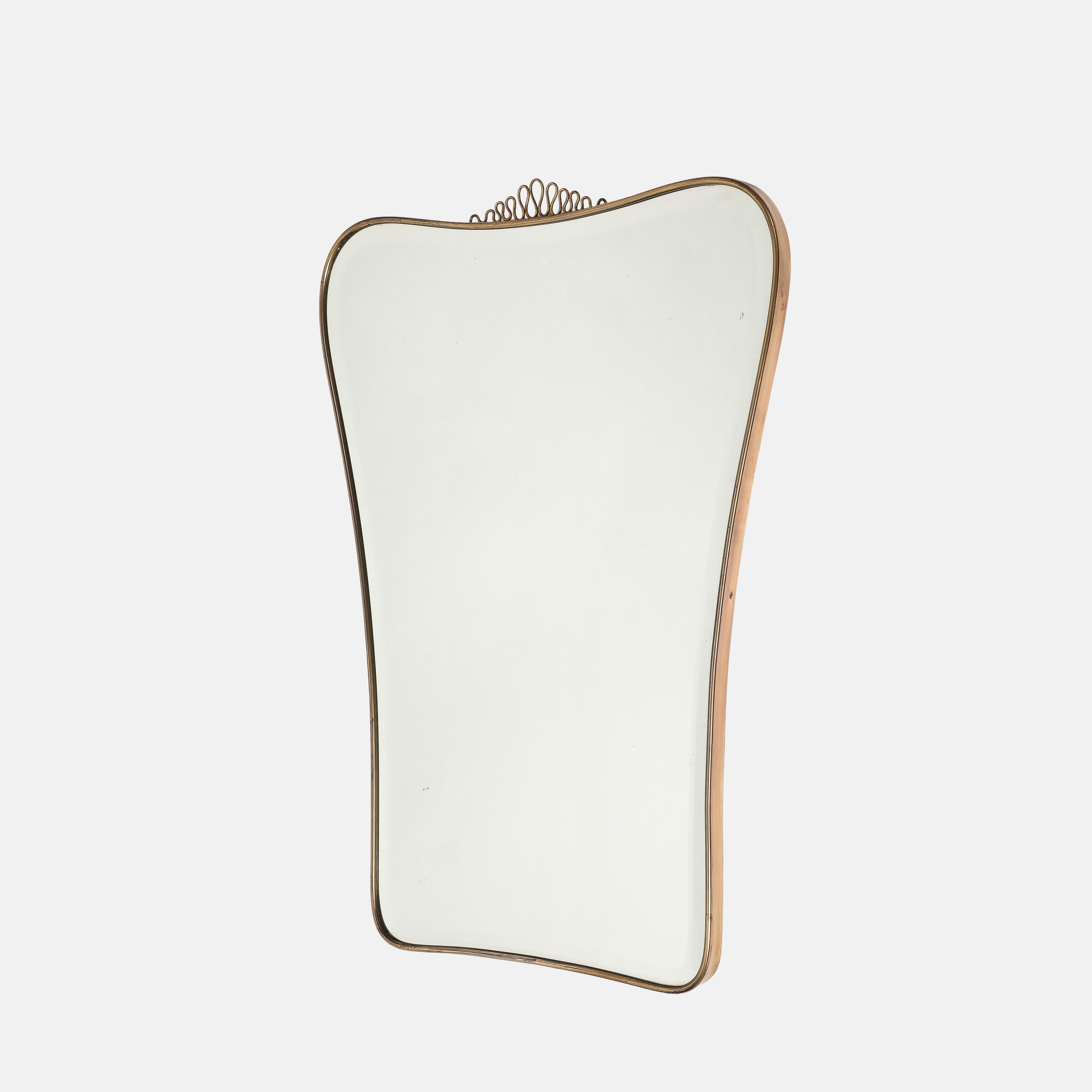 Miroir biseauté à dessus chantourné en laiton, datant des années 1950, attribué à Gio Ponti Bon état - En vente à New York, NY