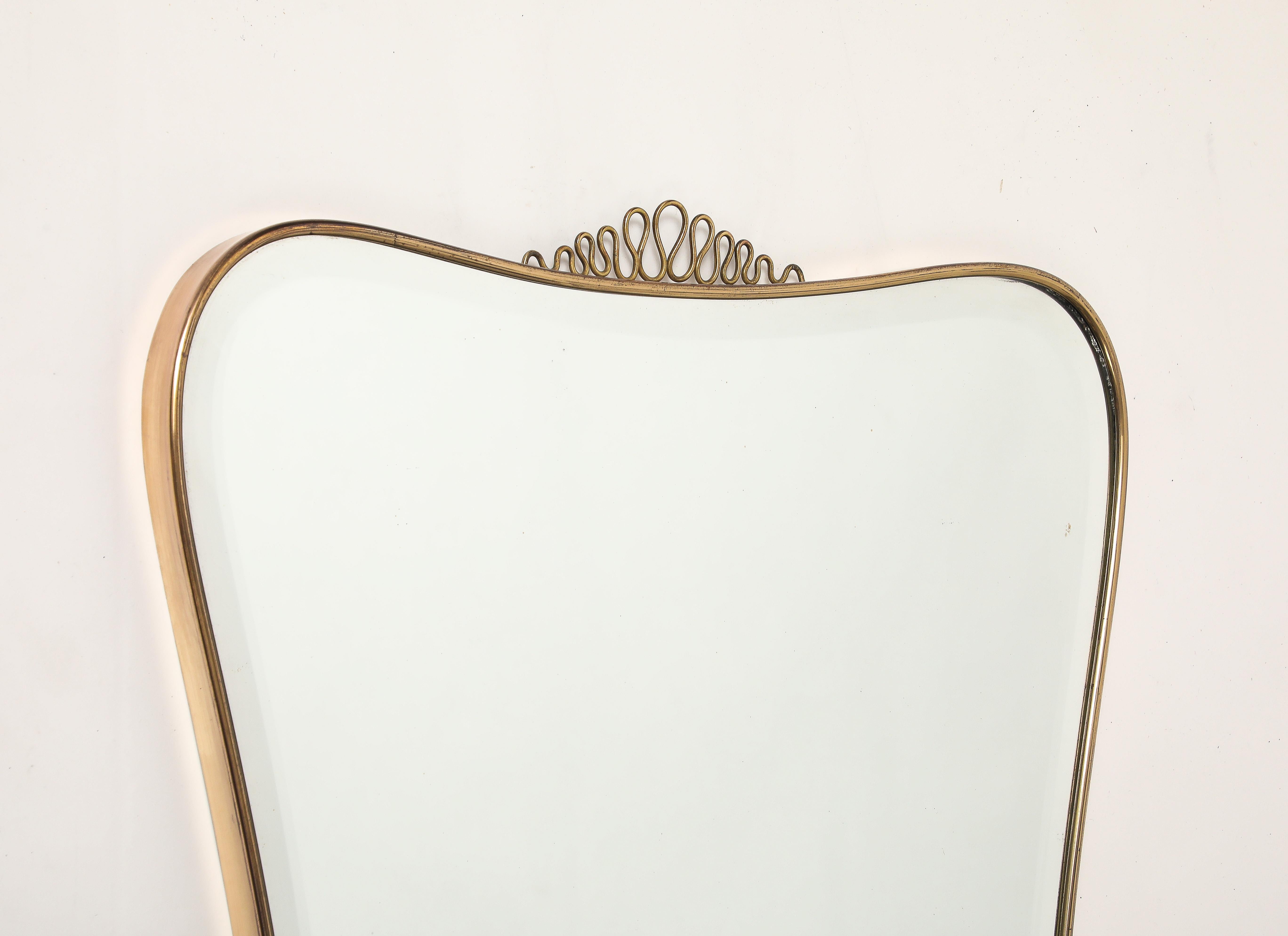 Laiton Miroir biseauté à dessus chantourné en laiton, datant des années 1950, attribué à Gio Ponti en vente