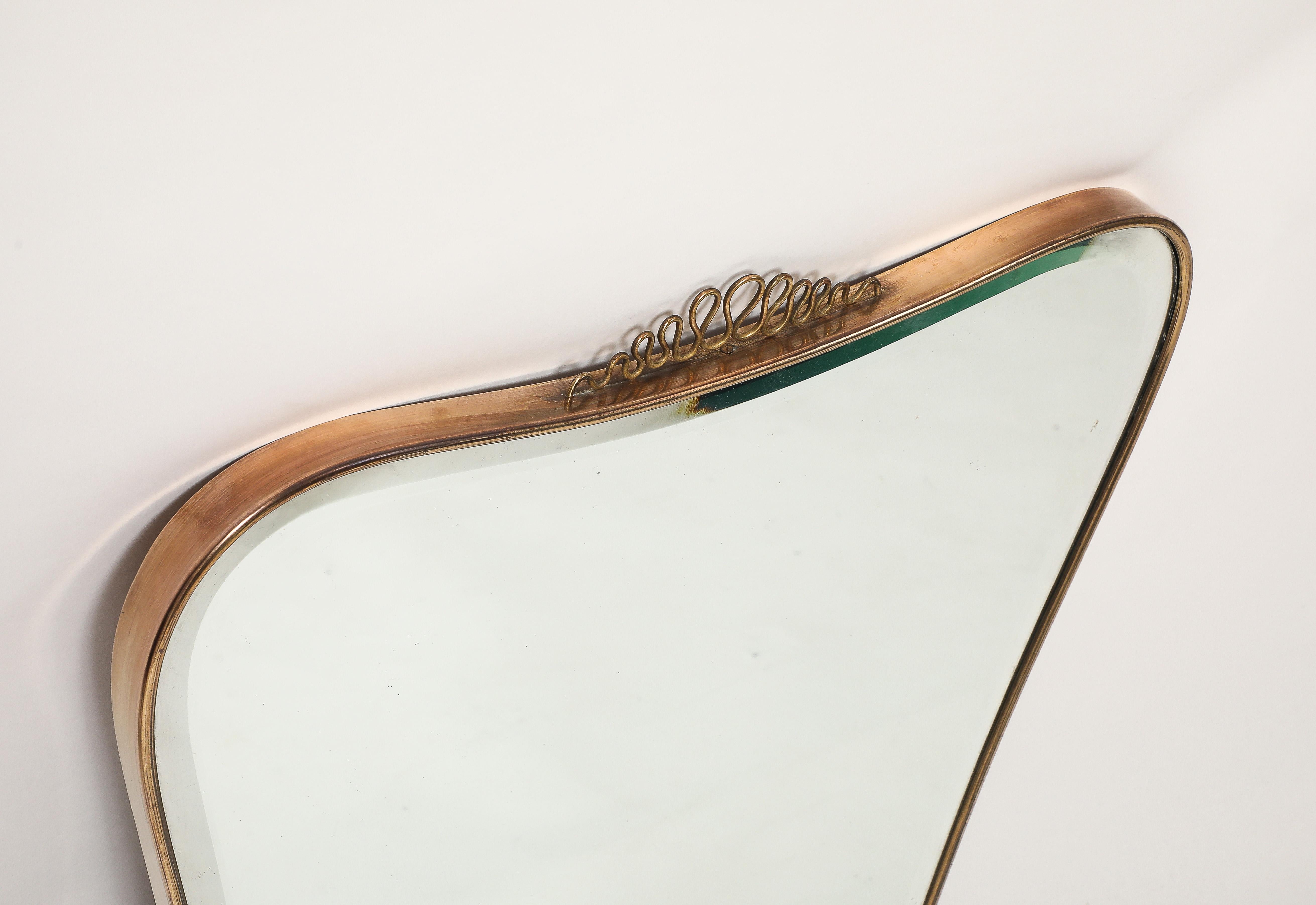 Miroir biseauté à dessus chantourné en laiton, datant des années 1950, attribué à Gio Ponti en vente 1
