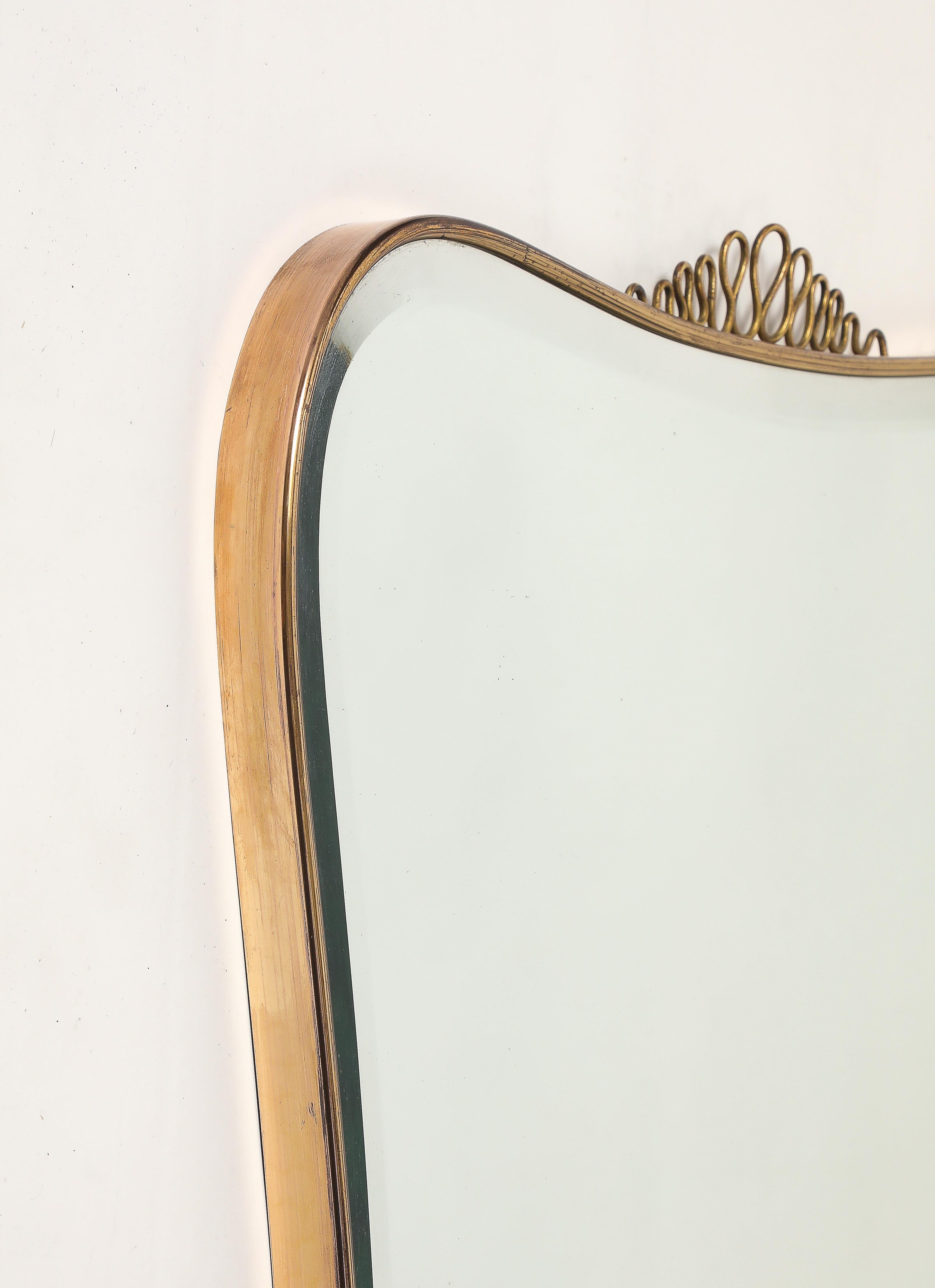 Miroir biseauté à dessus chantourné en laiton, datant des années 1950, attribué à Gio Ponti en vente 2