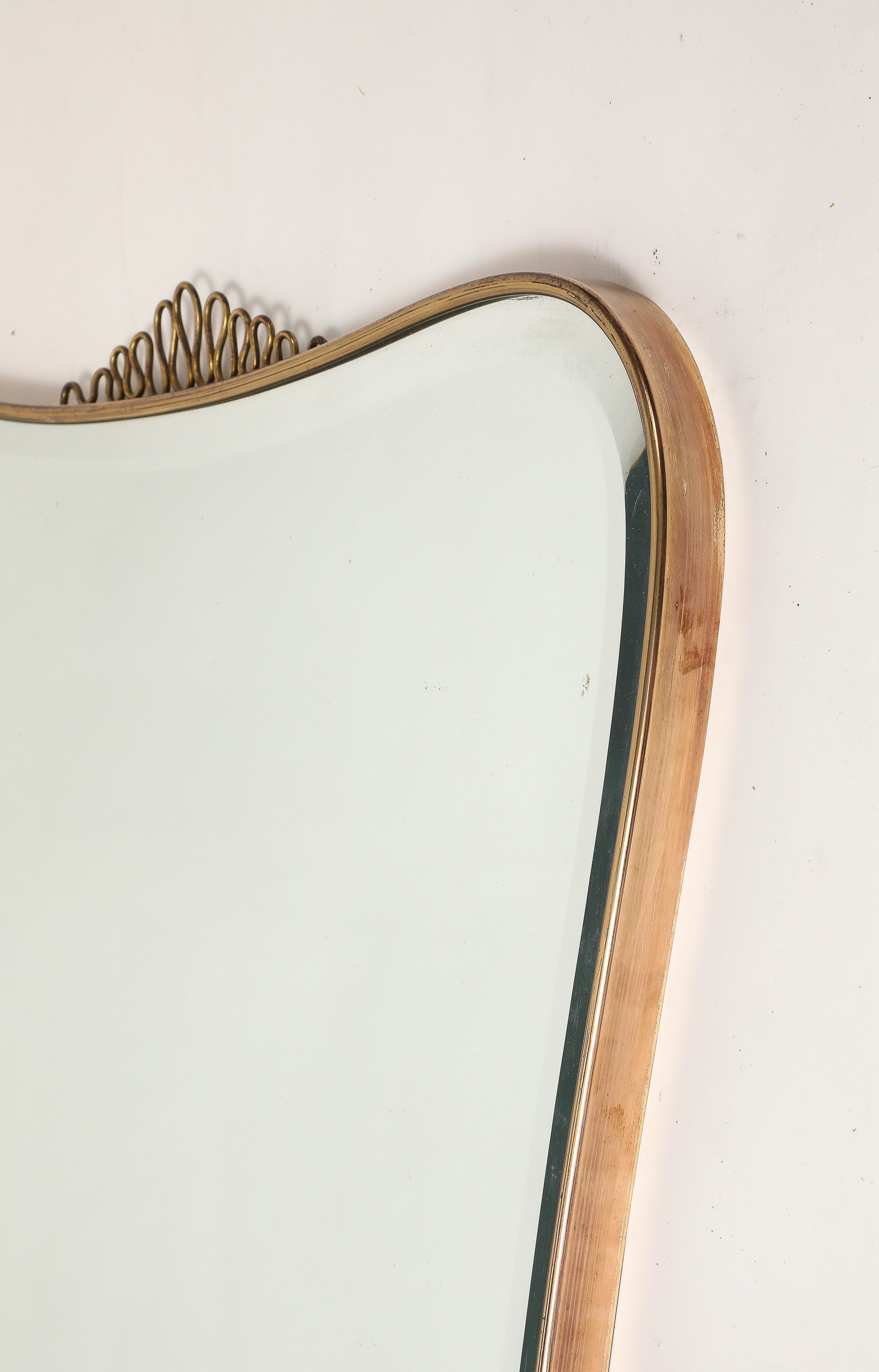 Miroir biseauté à dessus chantourné en laiton, datant des années 1950, attribué à Gio Ponti en vente 3