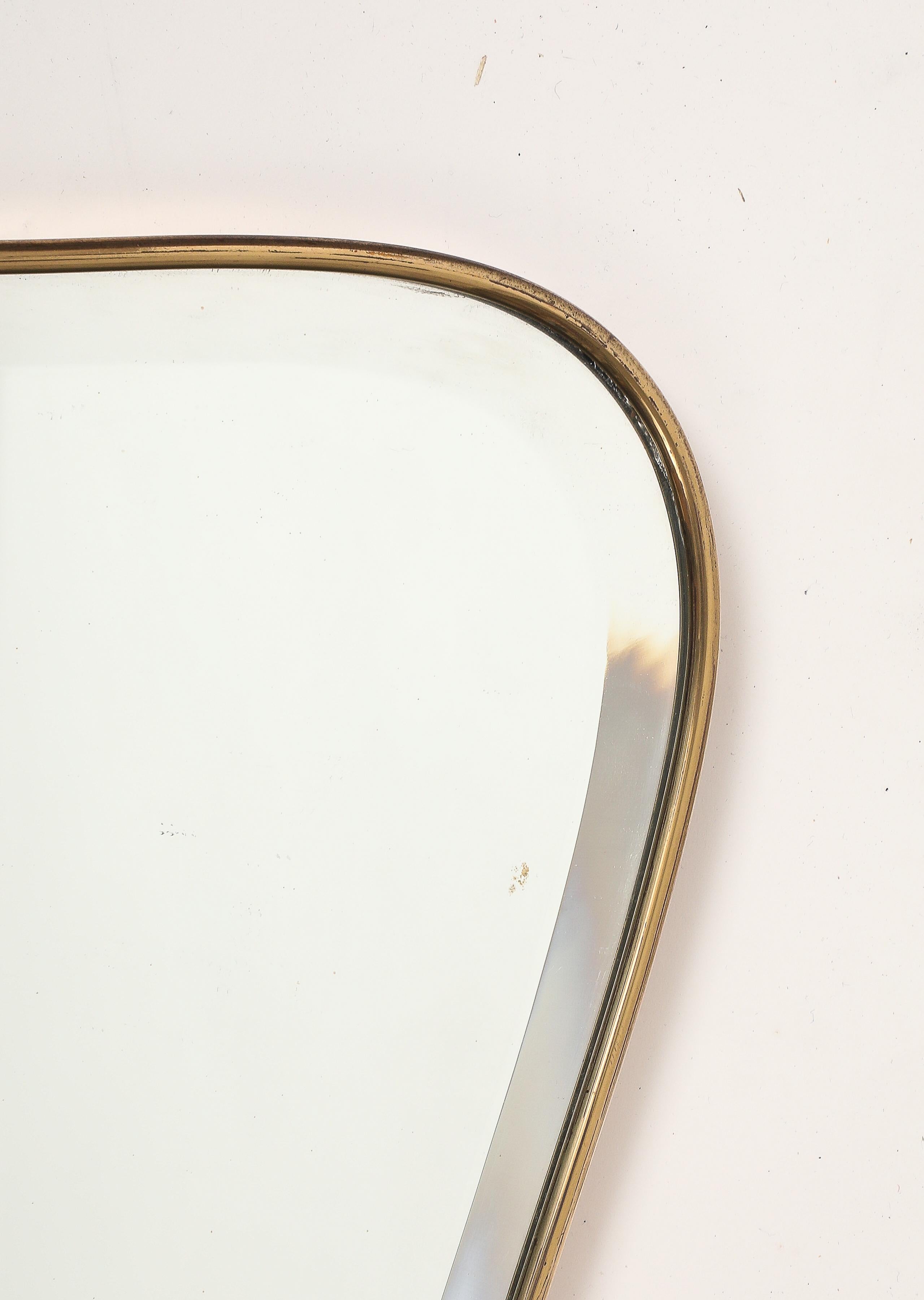 Miroir biseauté à dessus chantourné en laiton, datant des années 1950, attribué à Gio Ponti en vente 4
