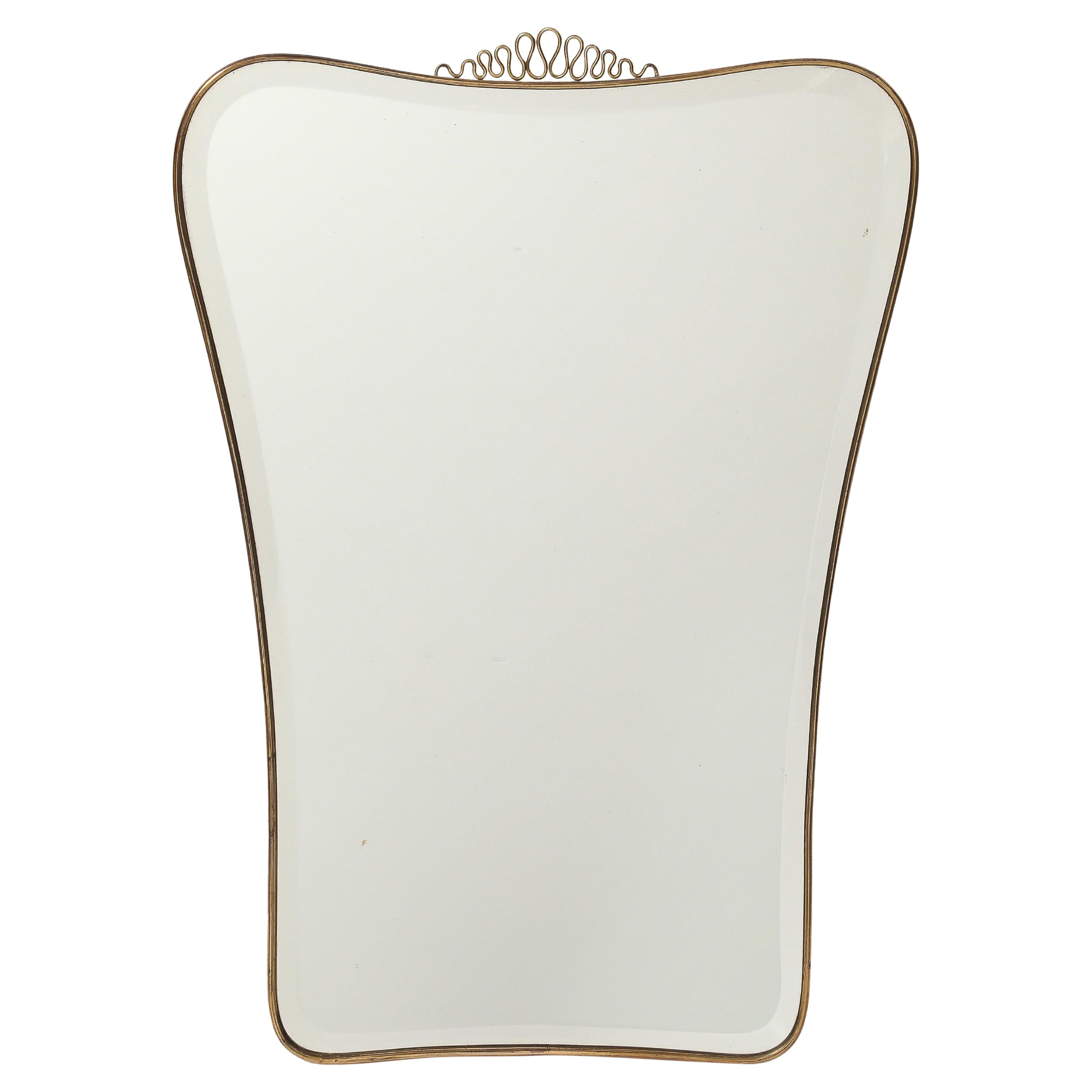Miroir biseauté à dessus chantourné en laiton, datant des années 1950, attribué à Gio Ponti