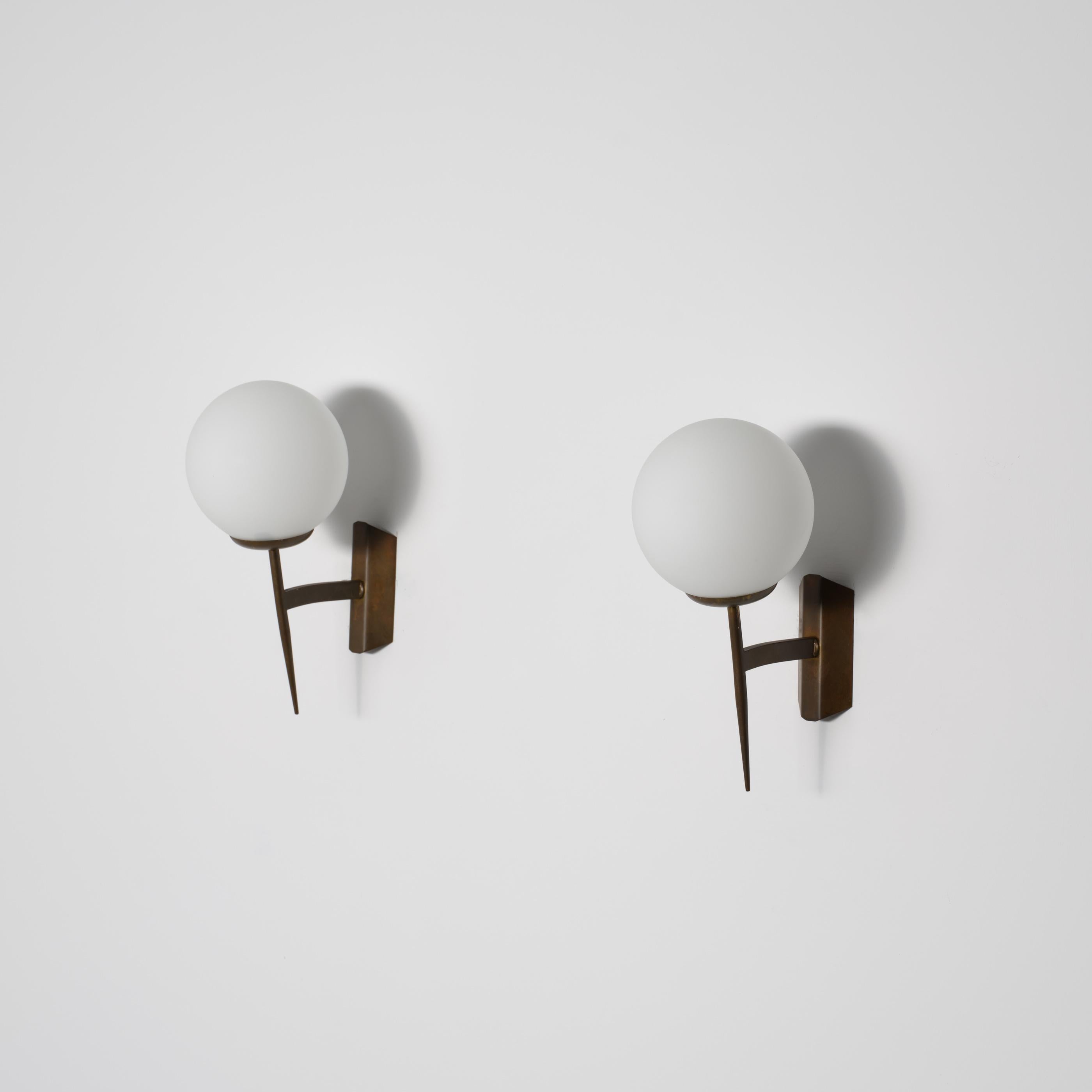 Lámparas de pared de latón modernistas italianas de los años 50 con pantallas de cristal opalino Moderno de mediados de siglo en venta