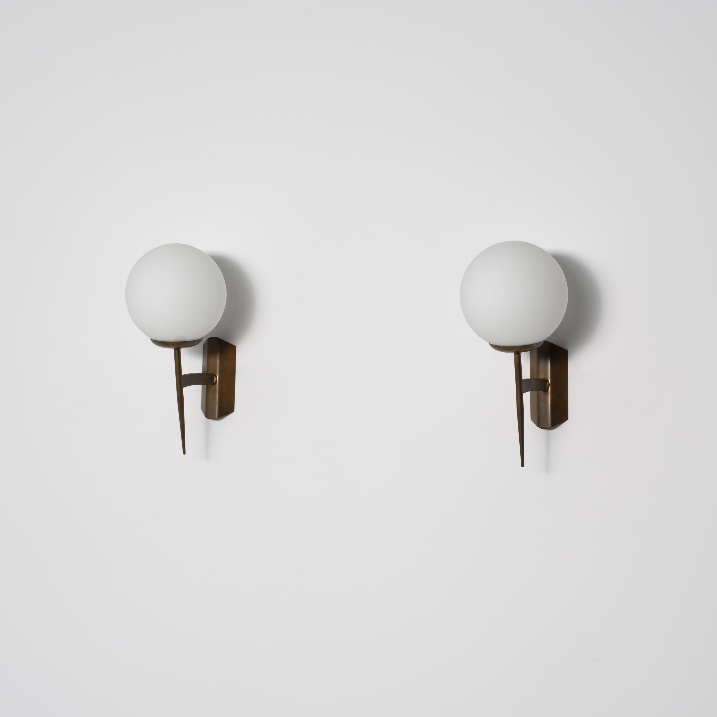 Lámparas de pared de latón modernistas italianas de los años 50 con pantallas de cristal opalino Italiano en venta