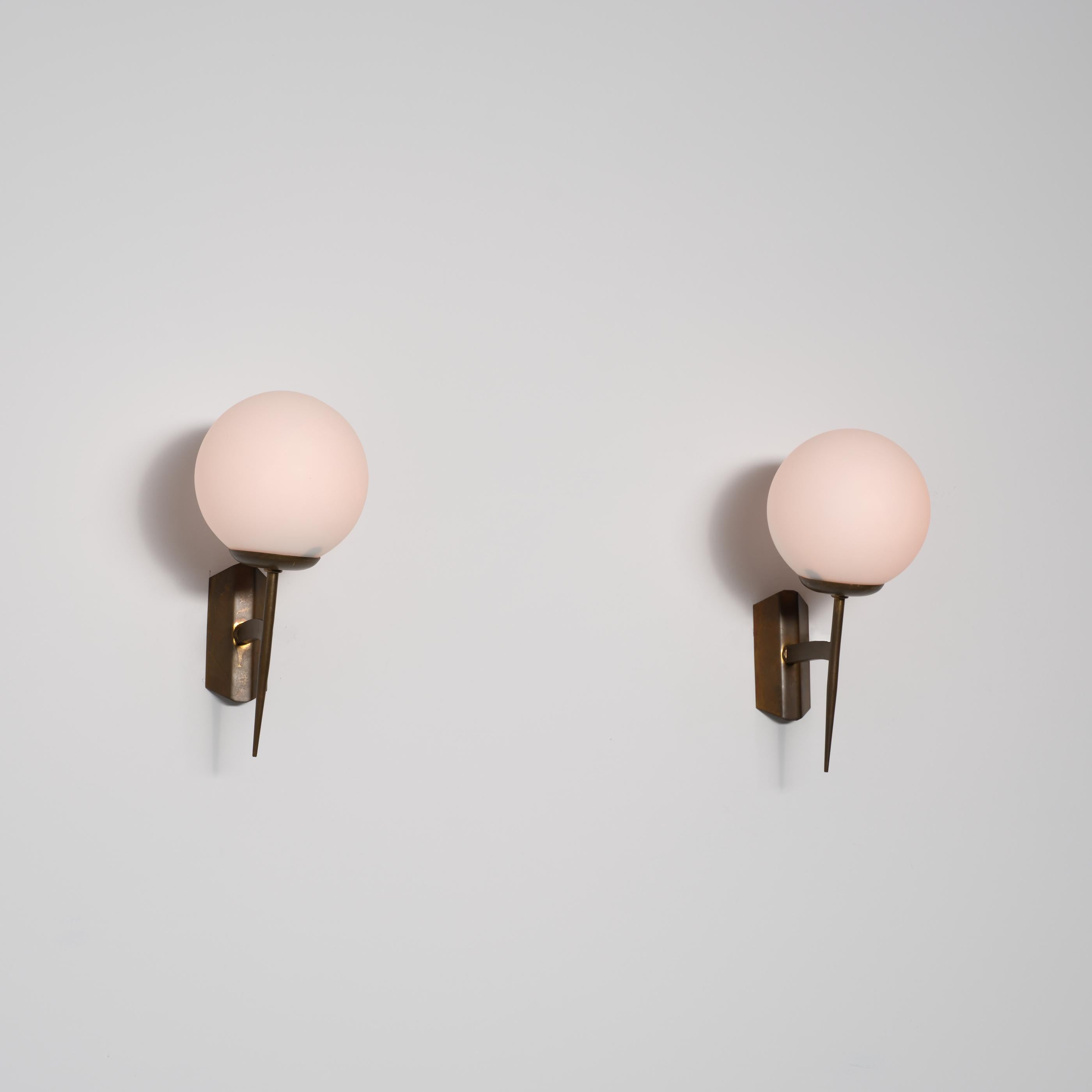 Lámparas de pared de latón modernistas italianas de los años 50 con pantallas de cristal opalino mediados del siglo XX en venta
