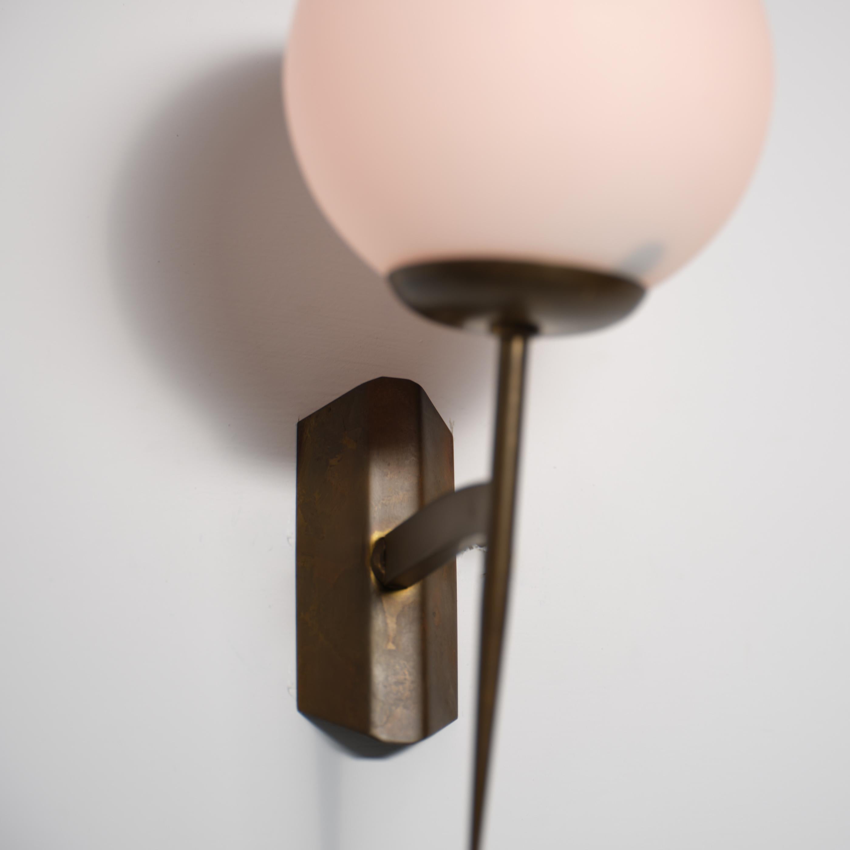 Lámparas de pared de latón modernistas italianas de los años 50 con pantallas de cristal opalino Latón en venta