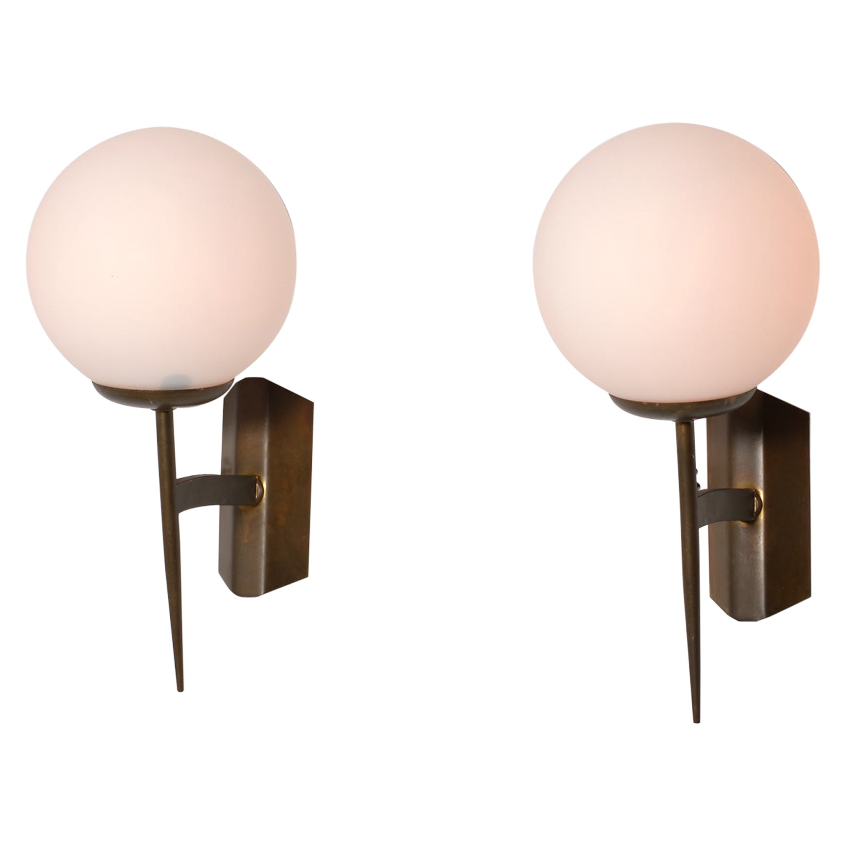 Lampade da parete in ottone modernista italiano degli anni 
50 con paralumi in vetro opalino