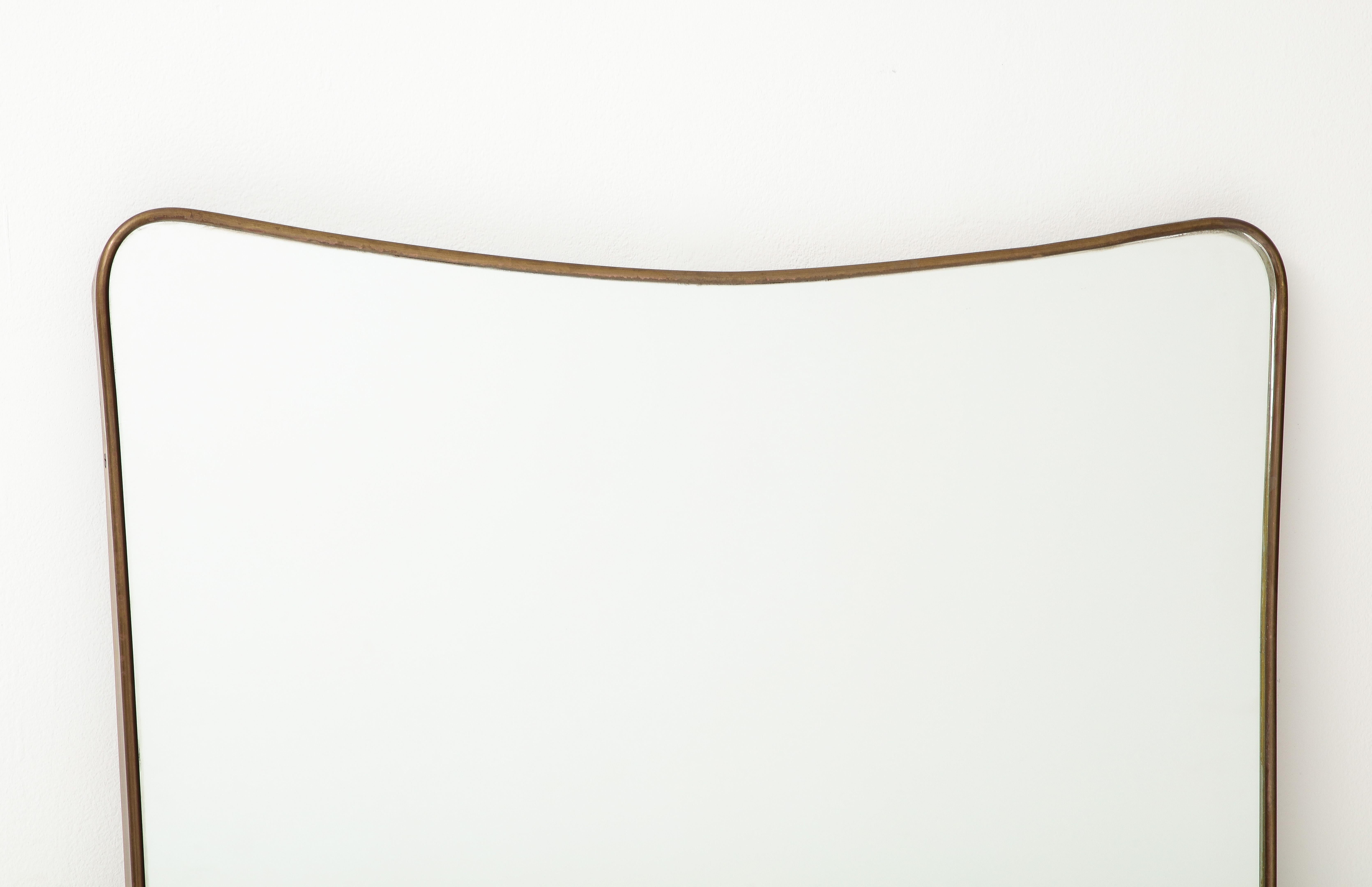 Italiano Specchio da parete in ottone a forma di grande scala del Modernismo italiano del Medioevo, anni '50 in vendita