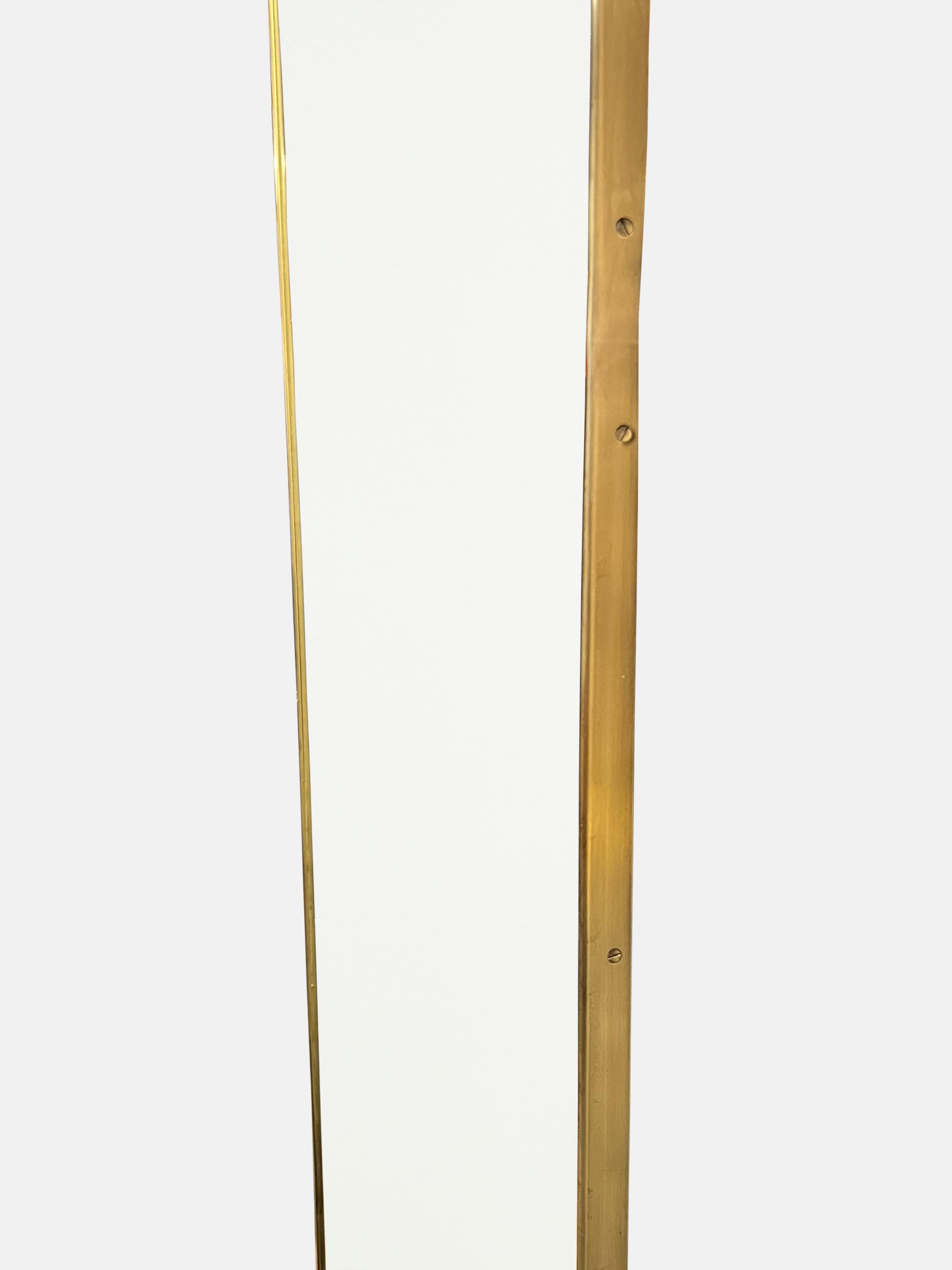 Ottone Specchio da parete in ottone a forma di grande scala del Modernismo italiano del Medioevo, anni '50 in vendita