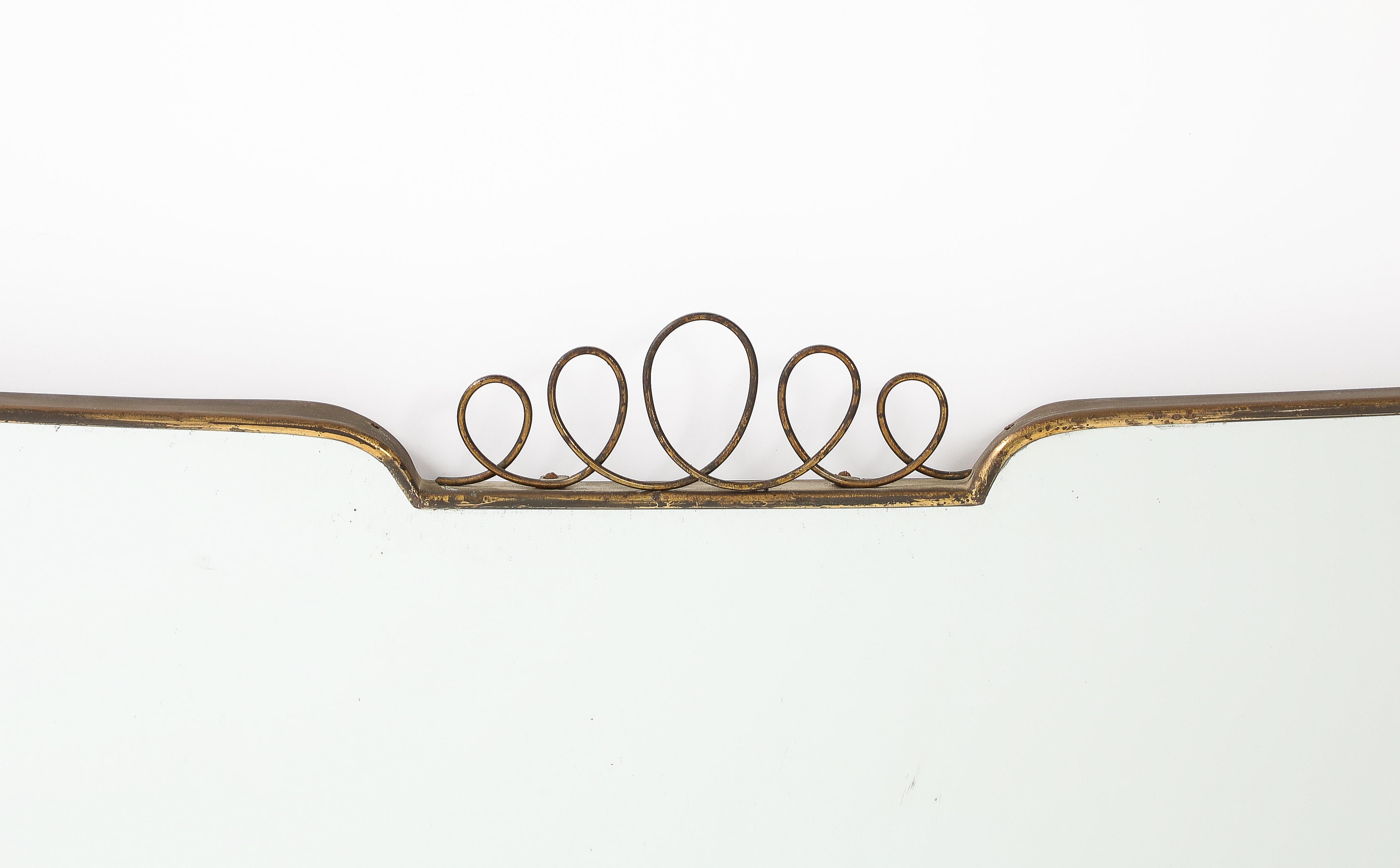 Midcentury Italian Modernist Horizontal Overmantel Brass Scroll Spiegel, 1950er Jahre im Zustand „Gut“ im Angebot in New York, NY