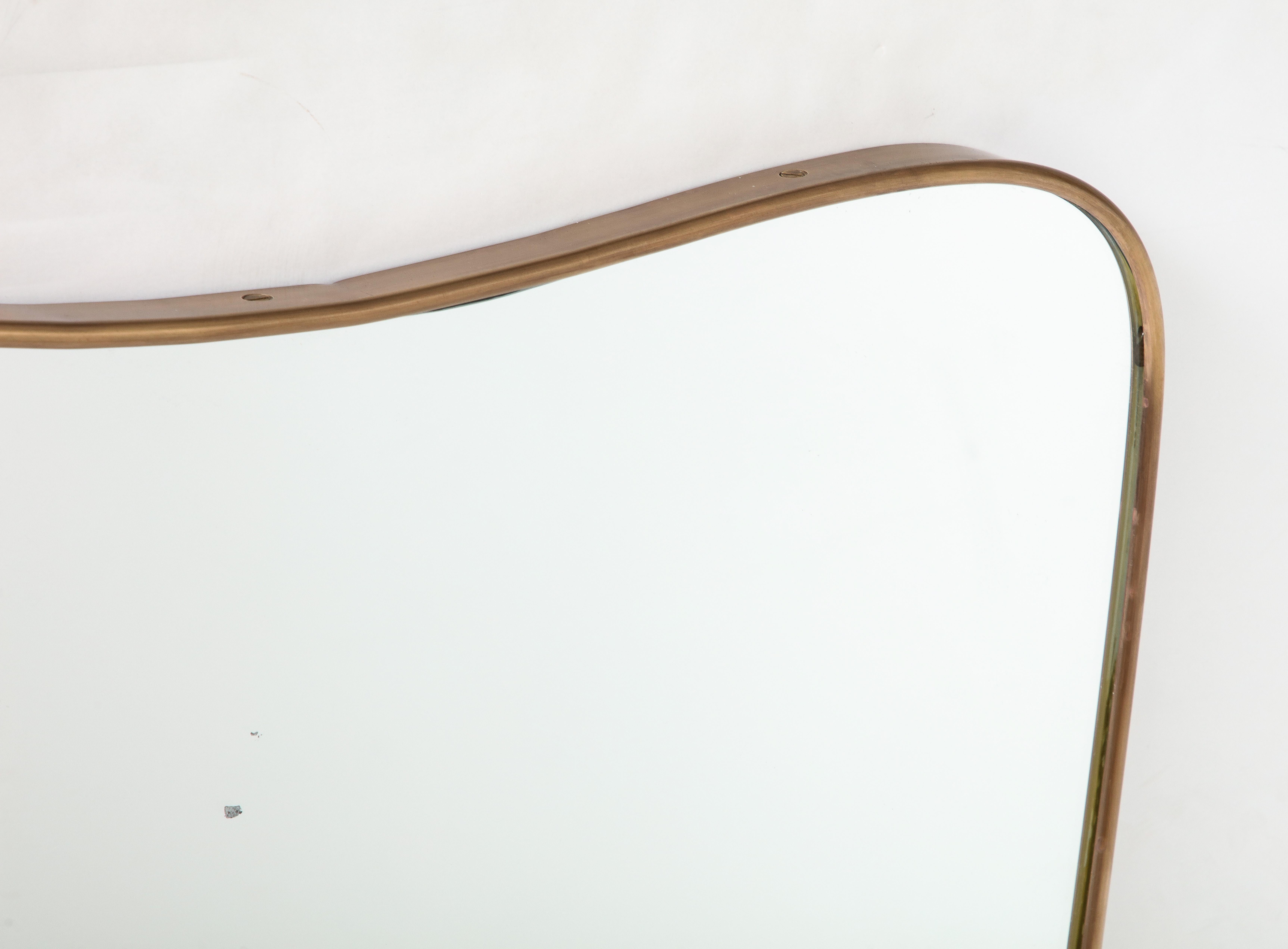 Milieu du XXe siècle 1950s Italian Modernist Large Shaped Brass Mirror (Miroir en laiton) en vente