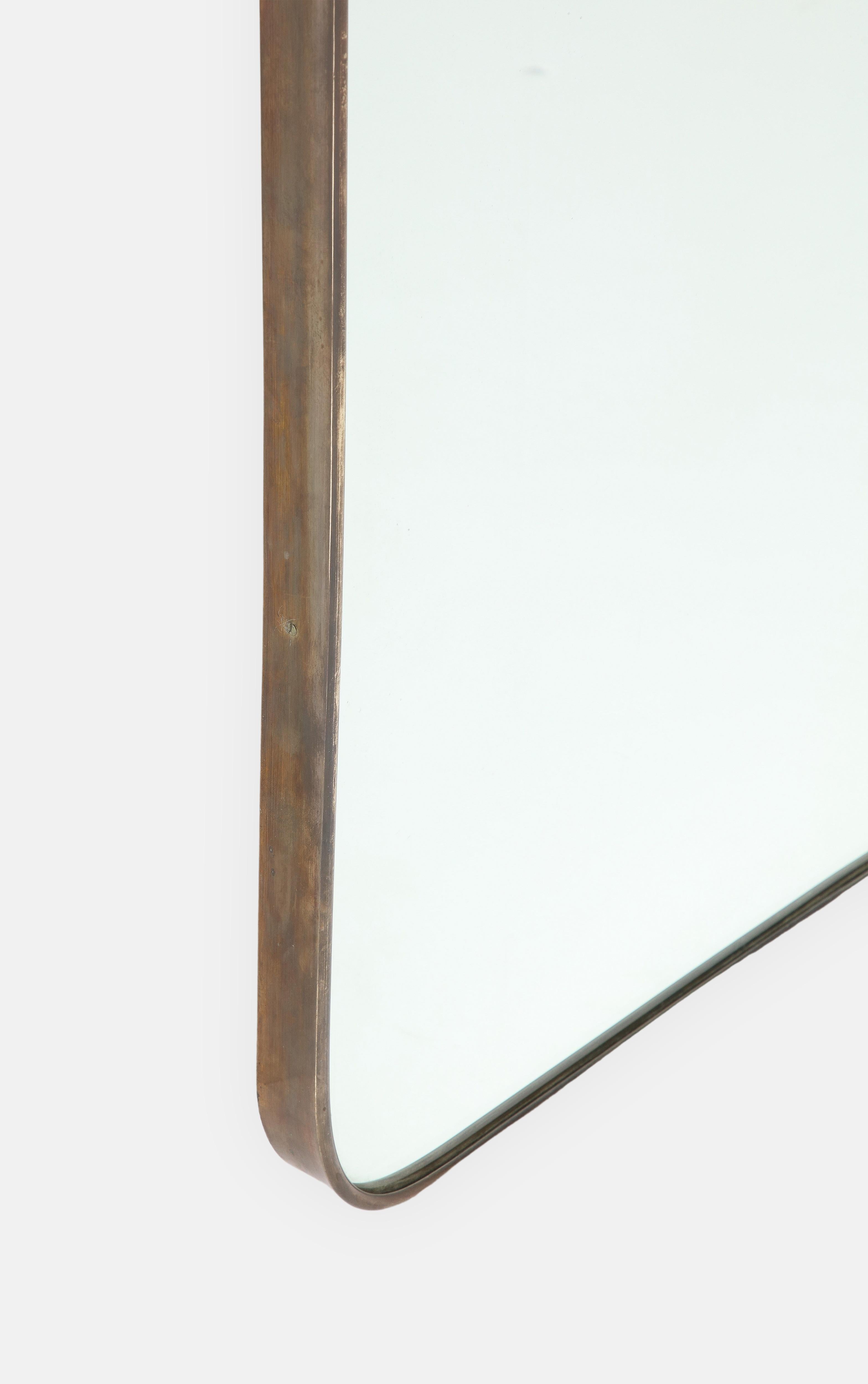Laiton 1950s Italian Modernist Large Shaped Brass Mirror (Miroir en laiton) en vente