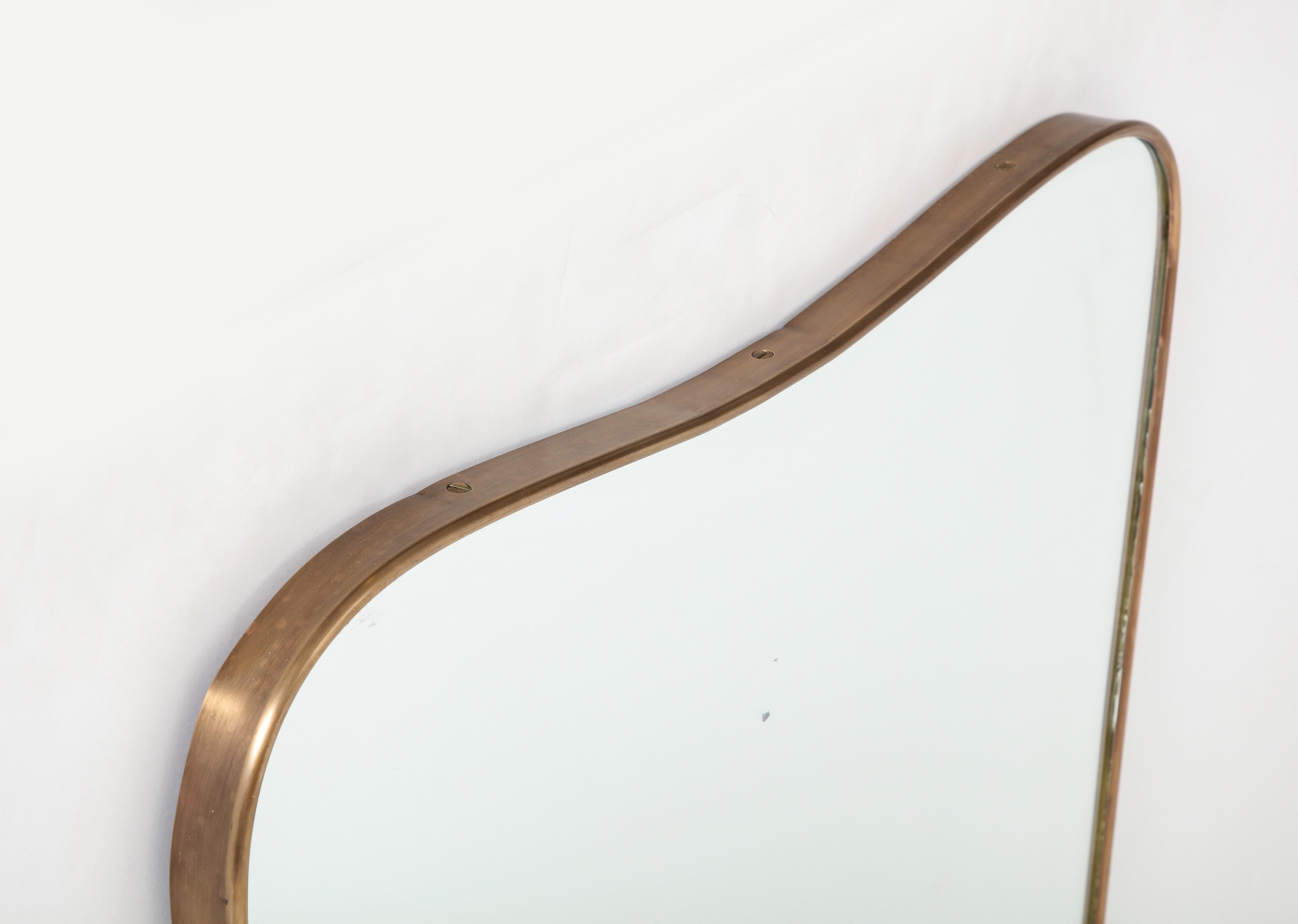 1950s Italian Modernist Large Shaped Brass Mirror (Miroir en laiton) en vente 1