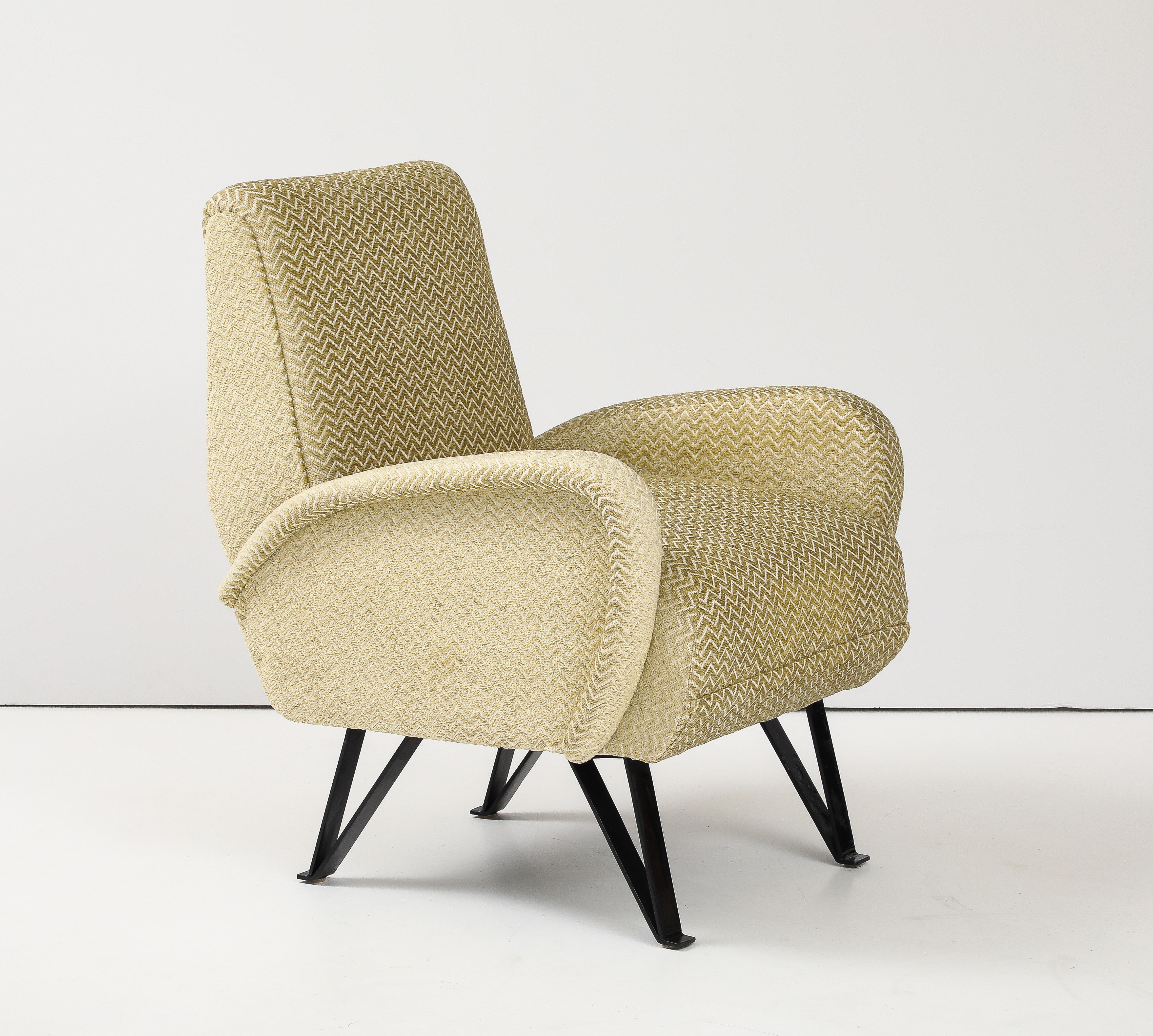 Sedia da salotto modernista italiana degli anni '50, completamente restaurata con un nuovo rivestimento in velluto Kravet, con qualche segno di usura sulle gambe dovuto all'età e all'uso. 