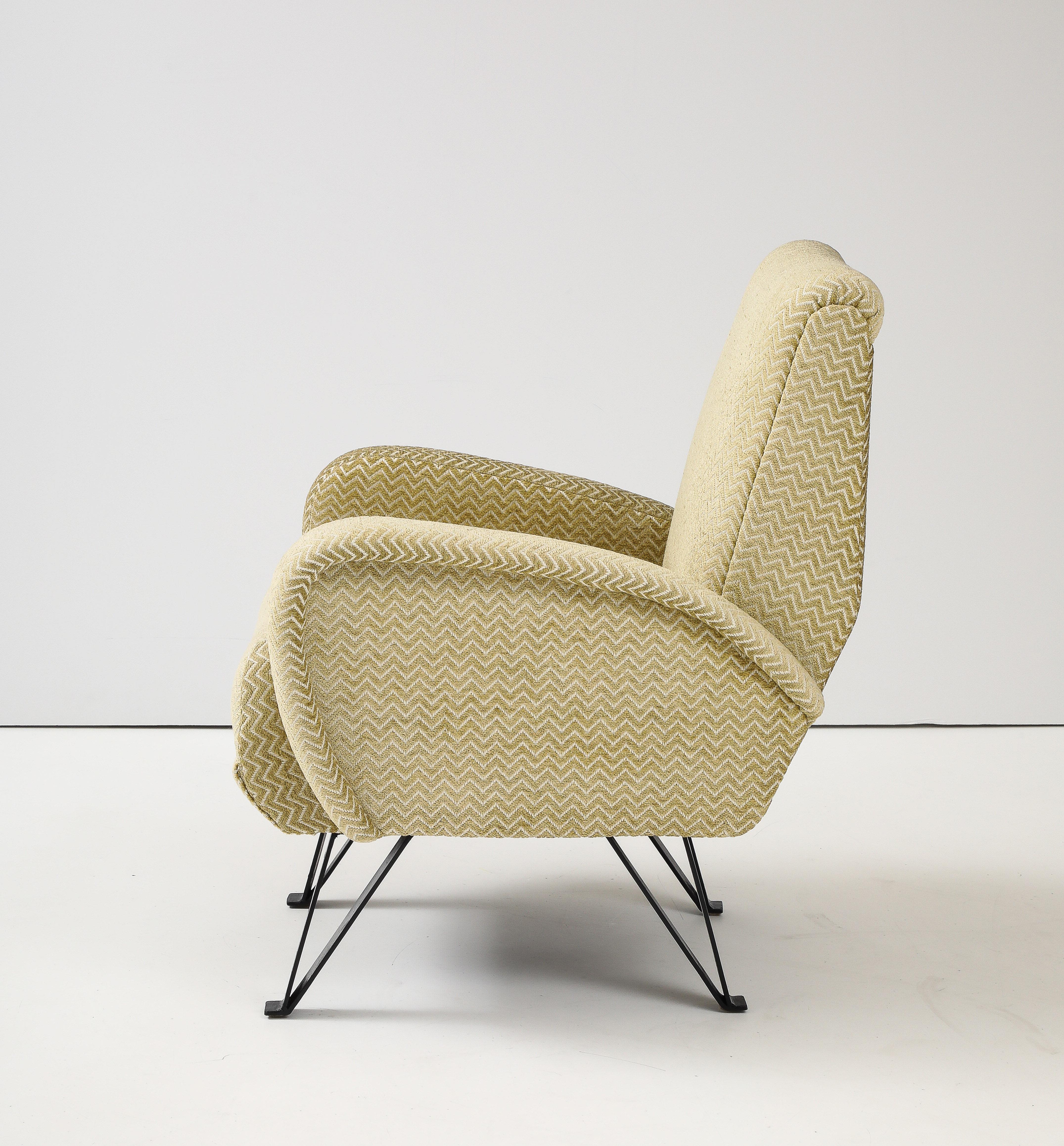 Italiano Sedia da salotto modernista italiana degli anni '50 con rivestimento in velluto