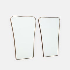 Coppia di grandi specchi in ottone sagomati del Medioevo Modernista Italiano, anni '50