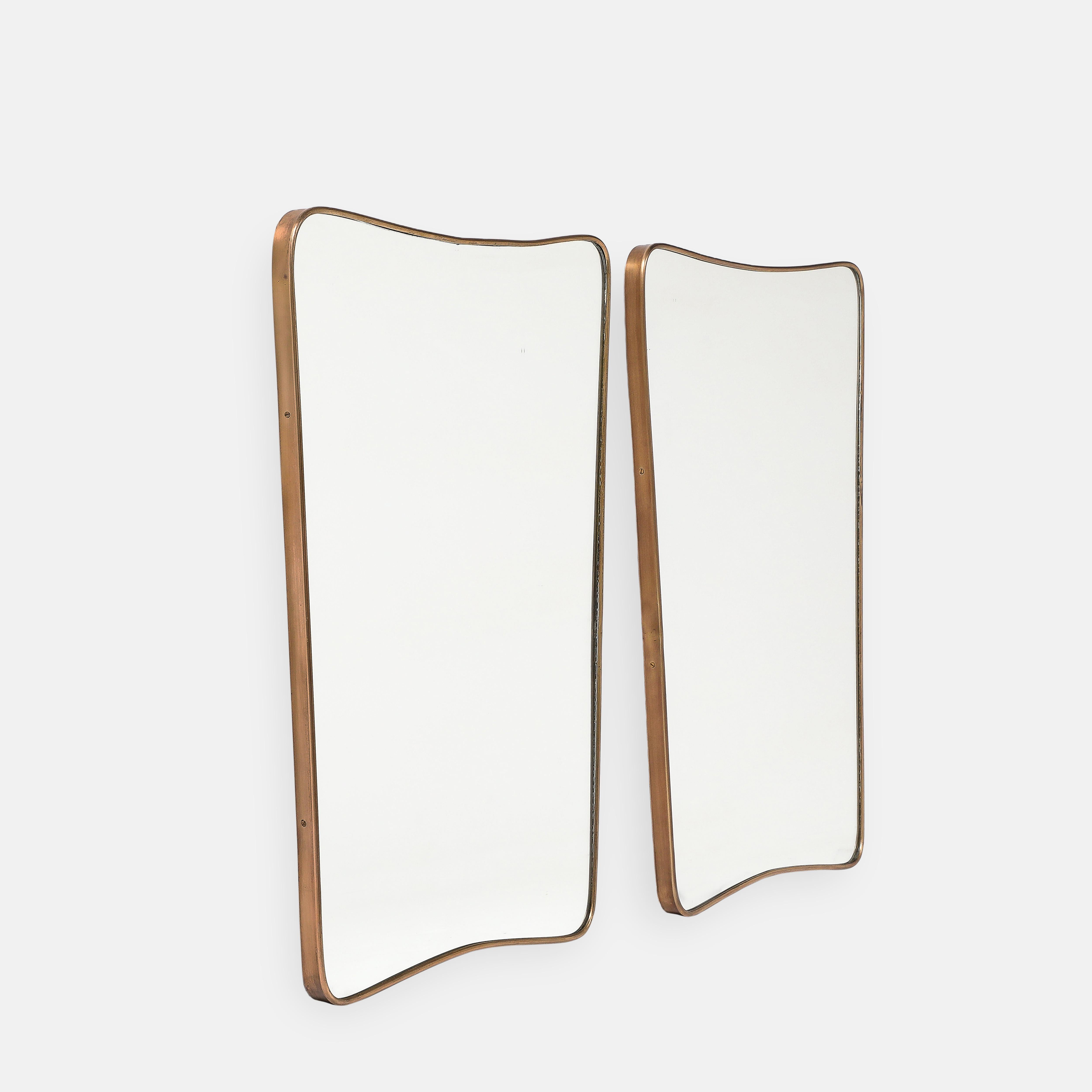 Mid-Century Modern Paire de miroirs en laiton de forme moderniste italienne du milieu du siècle dernier en vente
