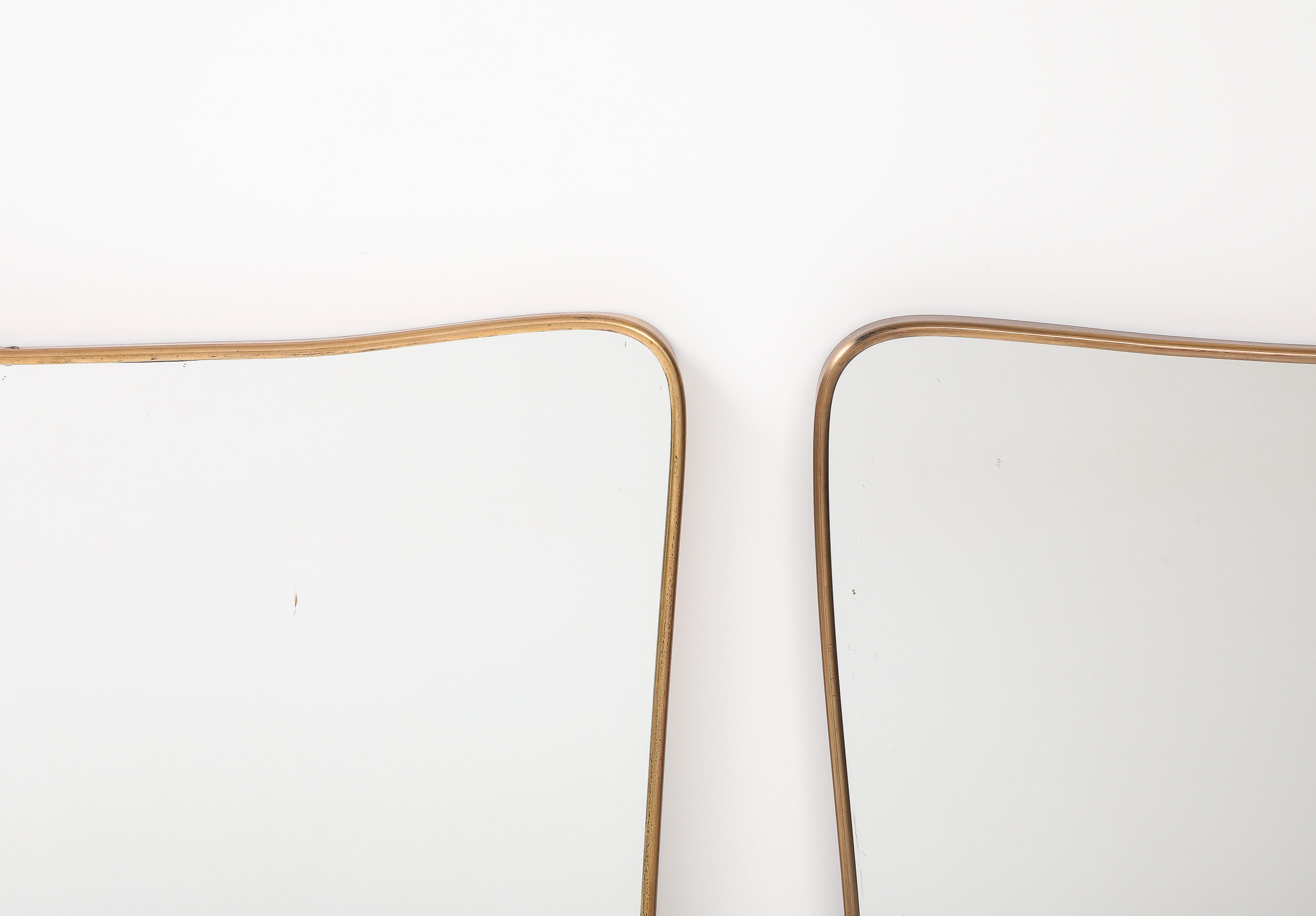 Paire de miroirs en laiton de forme moderniste italienne du milieu du siècle dernier Bon état - En vente à New York, NY