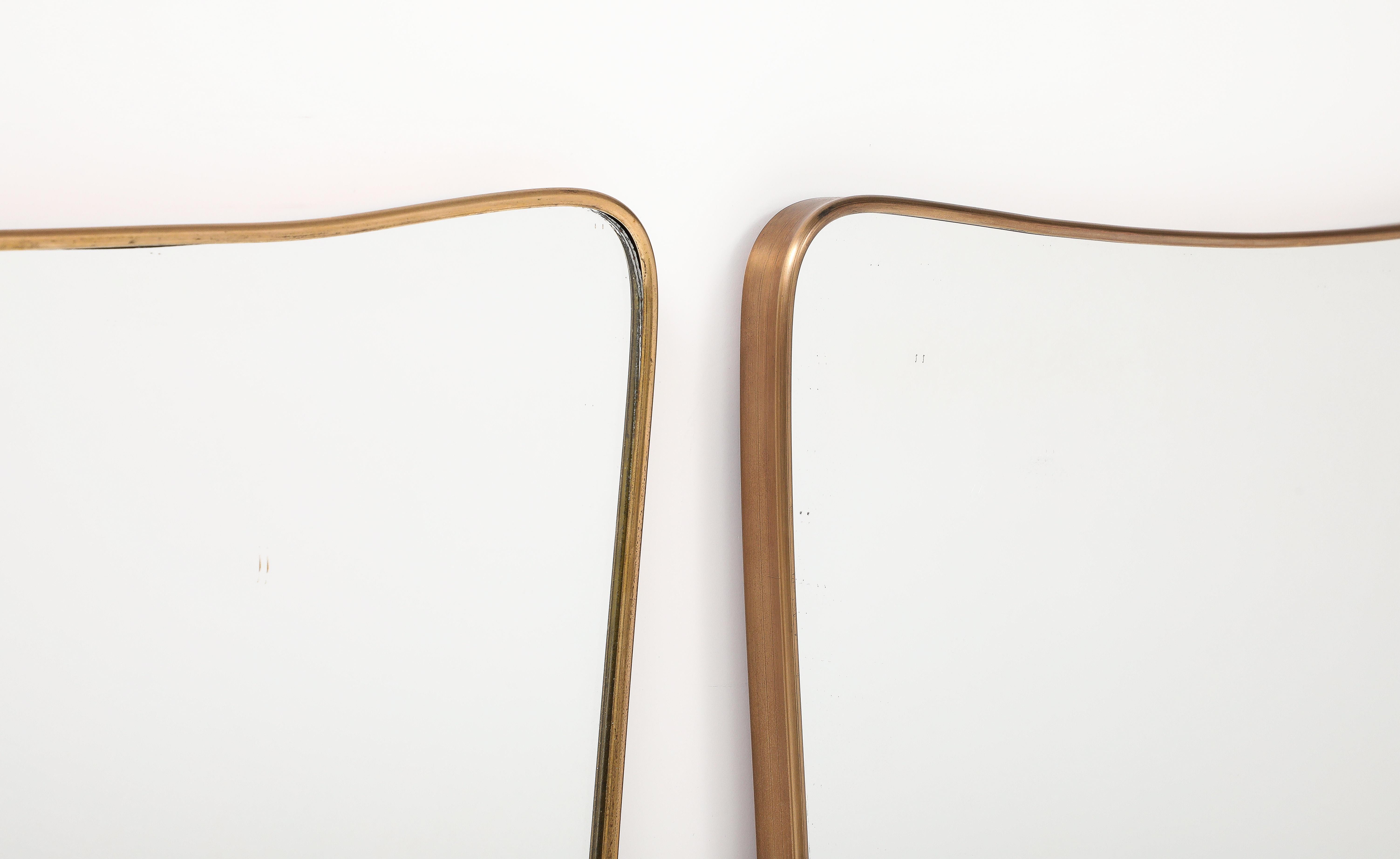 Paire de miroirs en laiton de forme moderniste italienne du milieu du siècle dernier en vente 1
