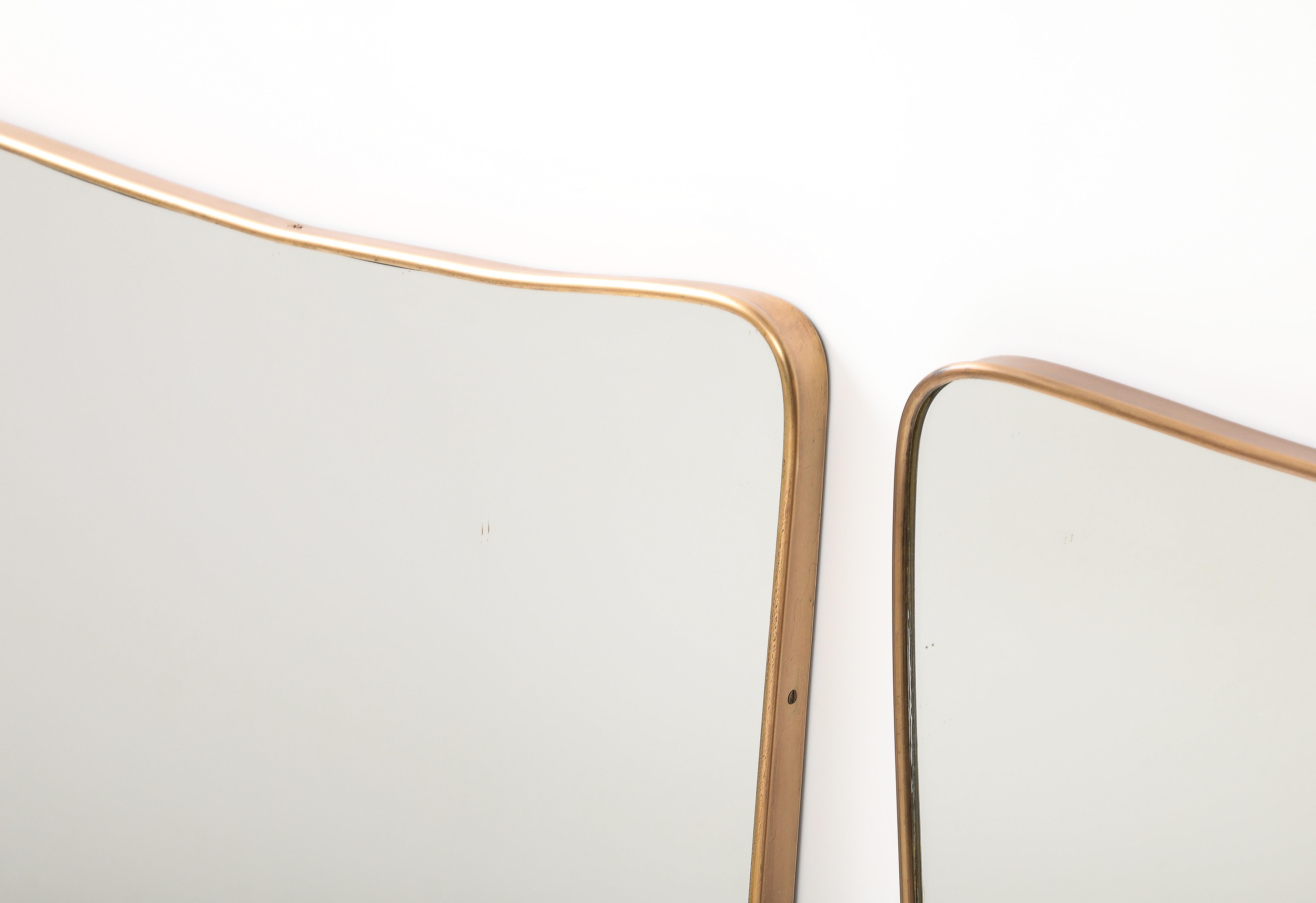 Paire de miroirs en laiton de forme moderniste italienne du milieu du siècle dernier en vente 2