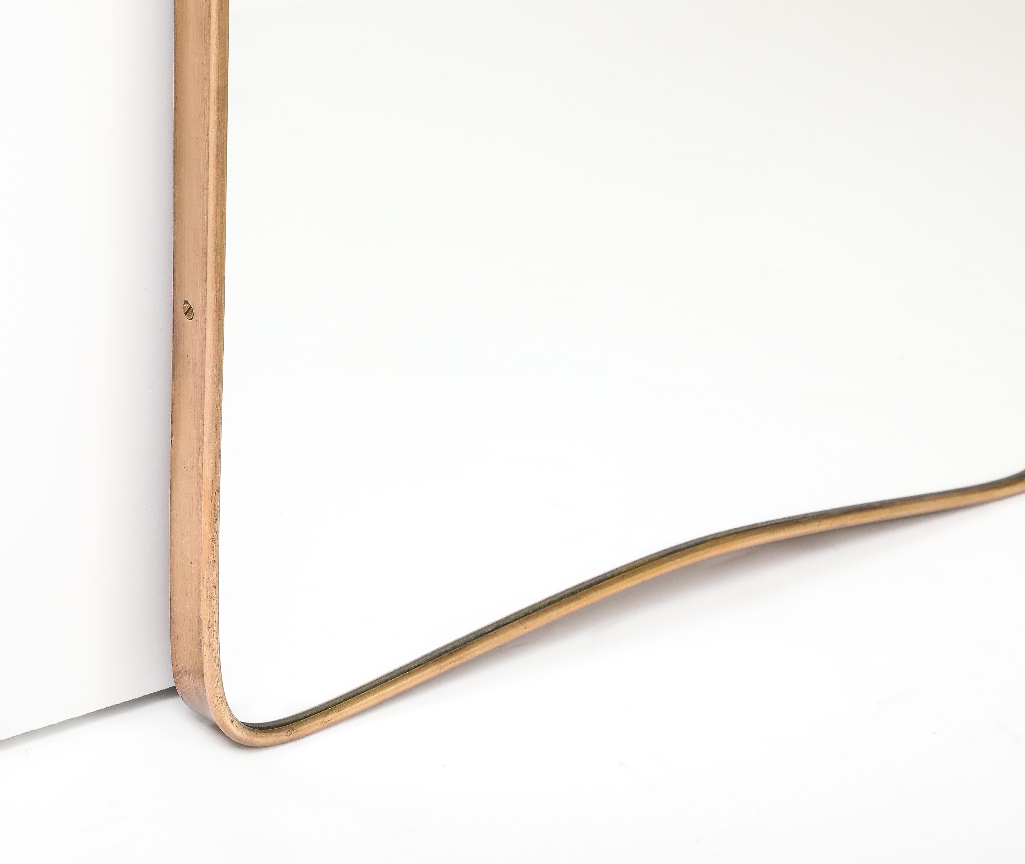 Paire de miroirs en laiton de forme moderniste italienne du milieu du siècle dernier en vente 3