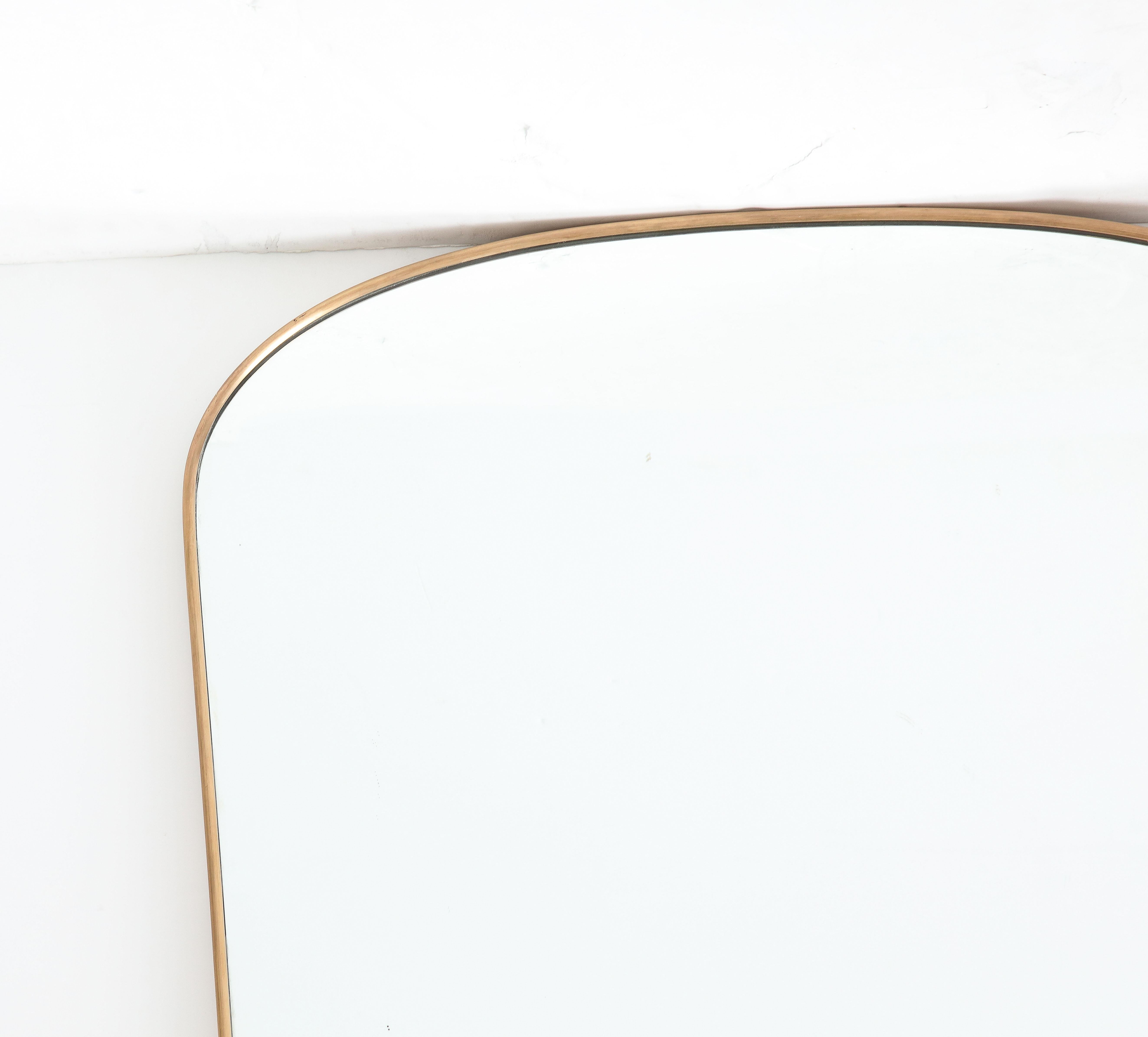 italien 1950s Italian Modernist Large Shaped Brass Mirror (Miroir en laiton) en vente