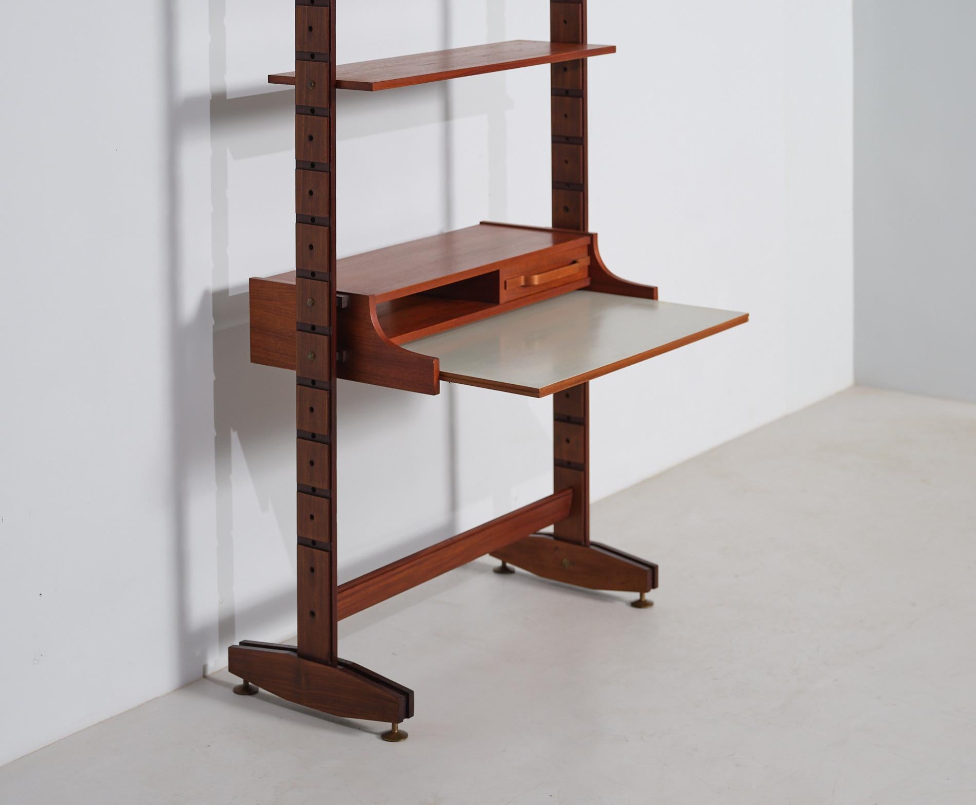 Dieses atemberaubende Beispiel für italienisches Design aus den 1950er Jahren ist ein modulares Bücherregal mit integriertem Schreibtisch, das vollständig restauriert wurde und in seinem ursprünglichen Glanz erstrahlt. Das aus exotischem Holz